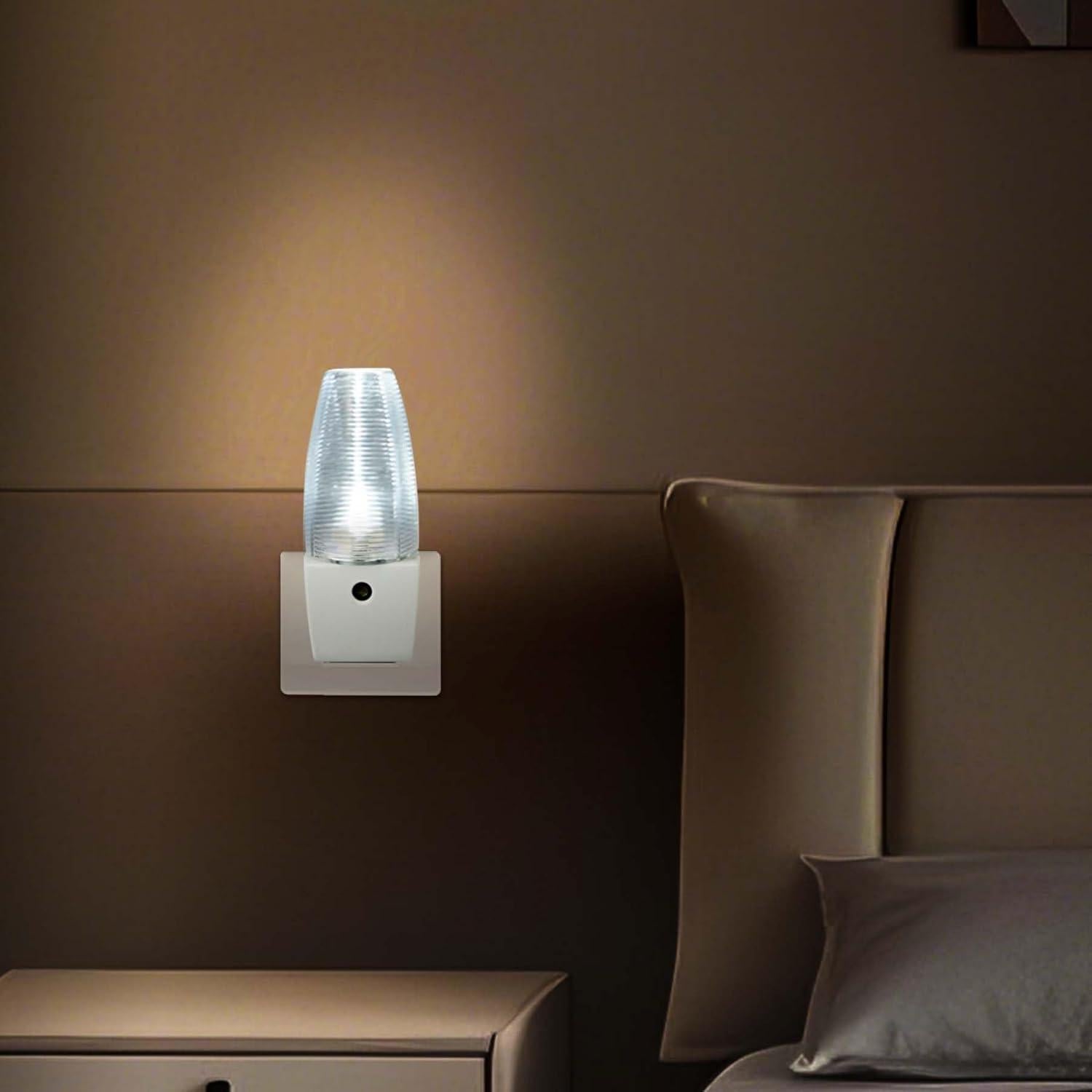 Luz Nocturna LED Enchufable OSKOS con Sensor Automático