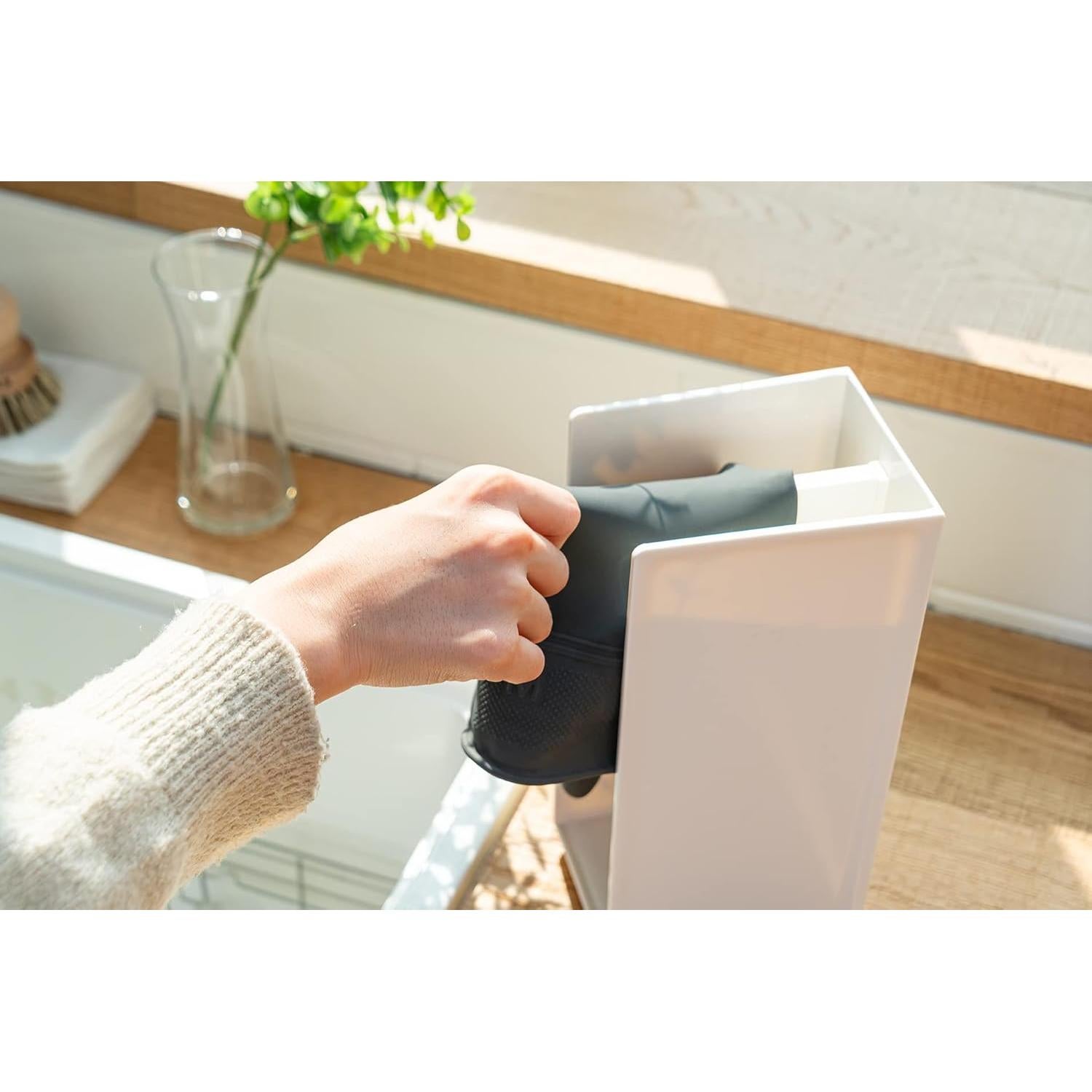 Soporte de Secado Oculto COELO para Guantes de Cocina Negro