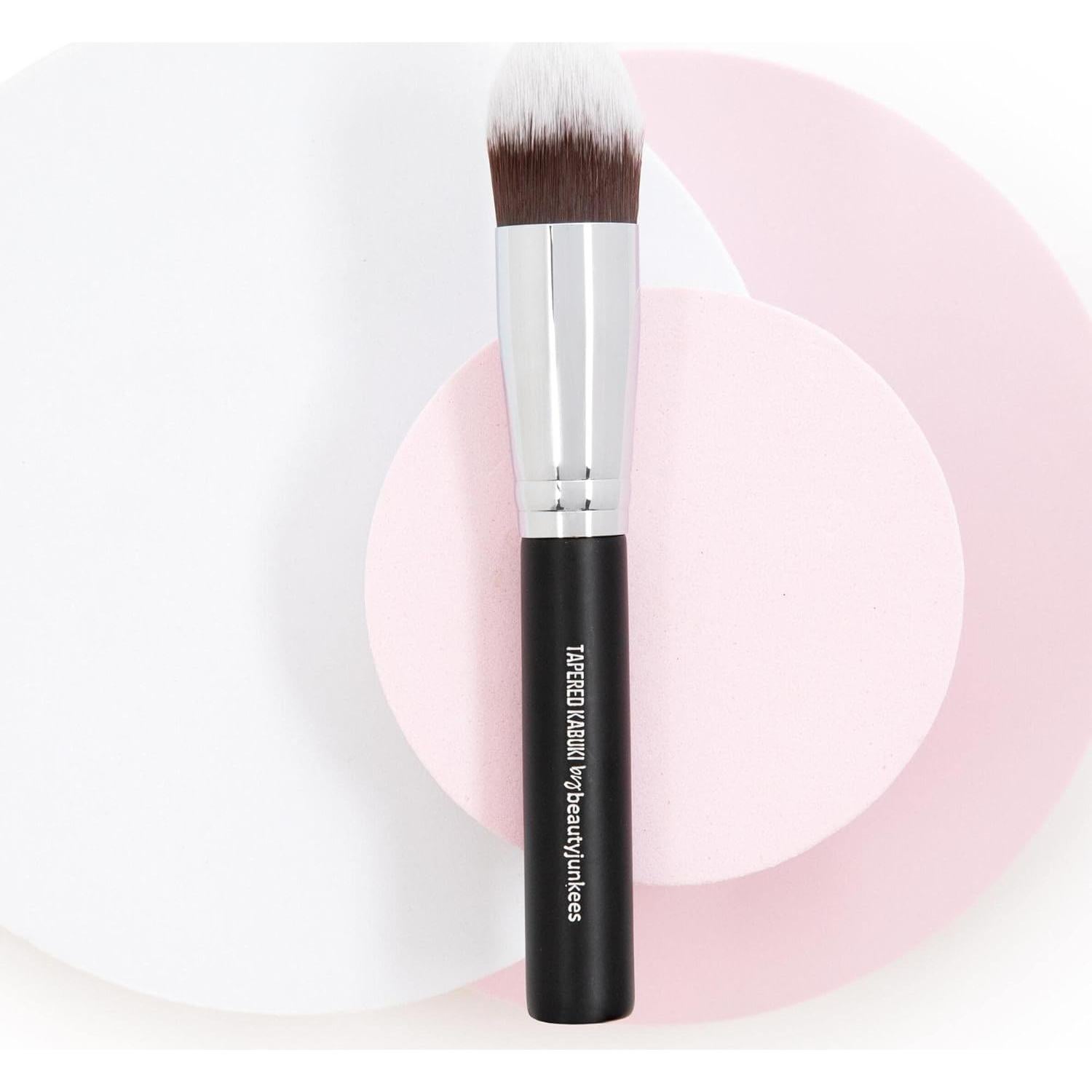Pincel Kabuki Tapered Beauty Junkees para Corrector de Ojeras