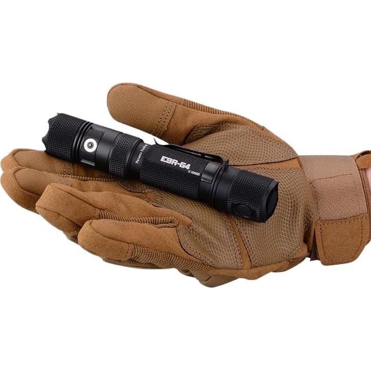 Linterna Táctica PowerTac E9R G4 - 2550 Lúmenes LED Recargable