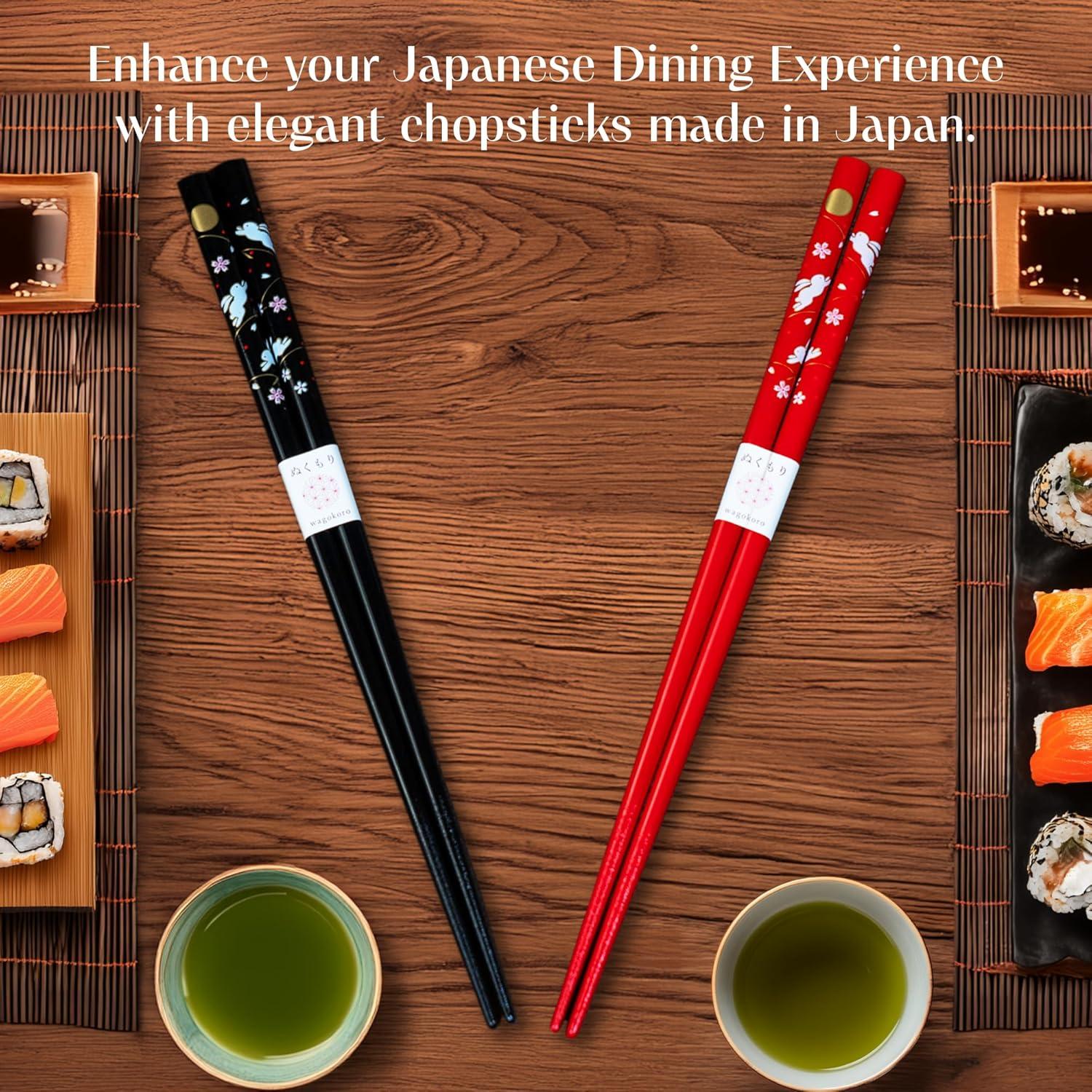 Juego de Palillos Japoneses Musuubi - Rojo y Negro con Conejo y Sakura