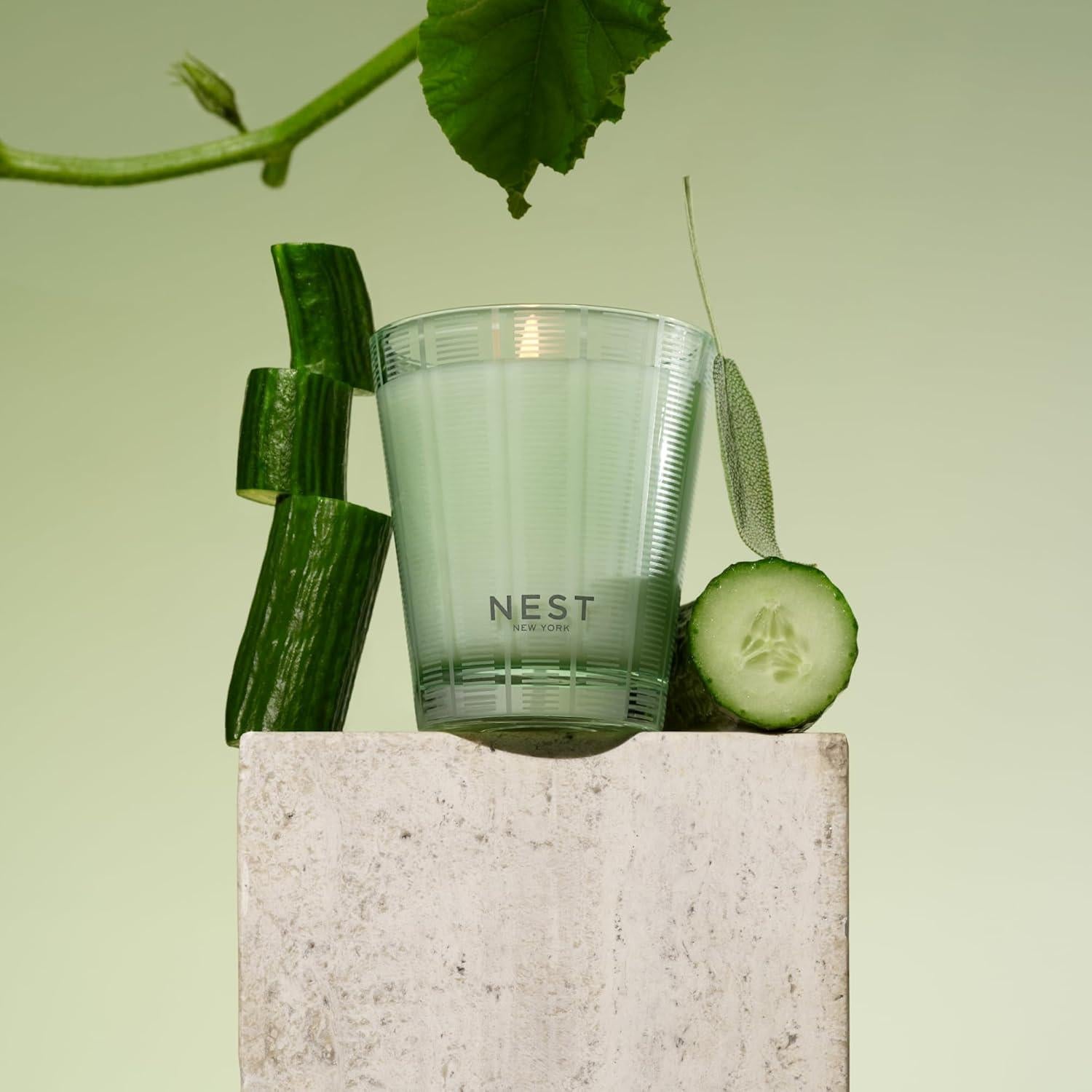 Vela Aromática NEST Nueva York 230 g Pepino y Salvia Blanca