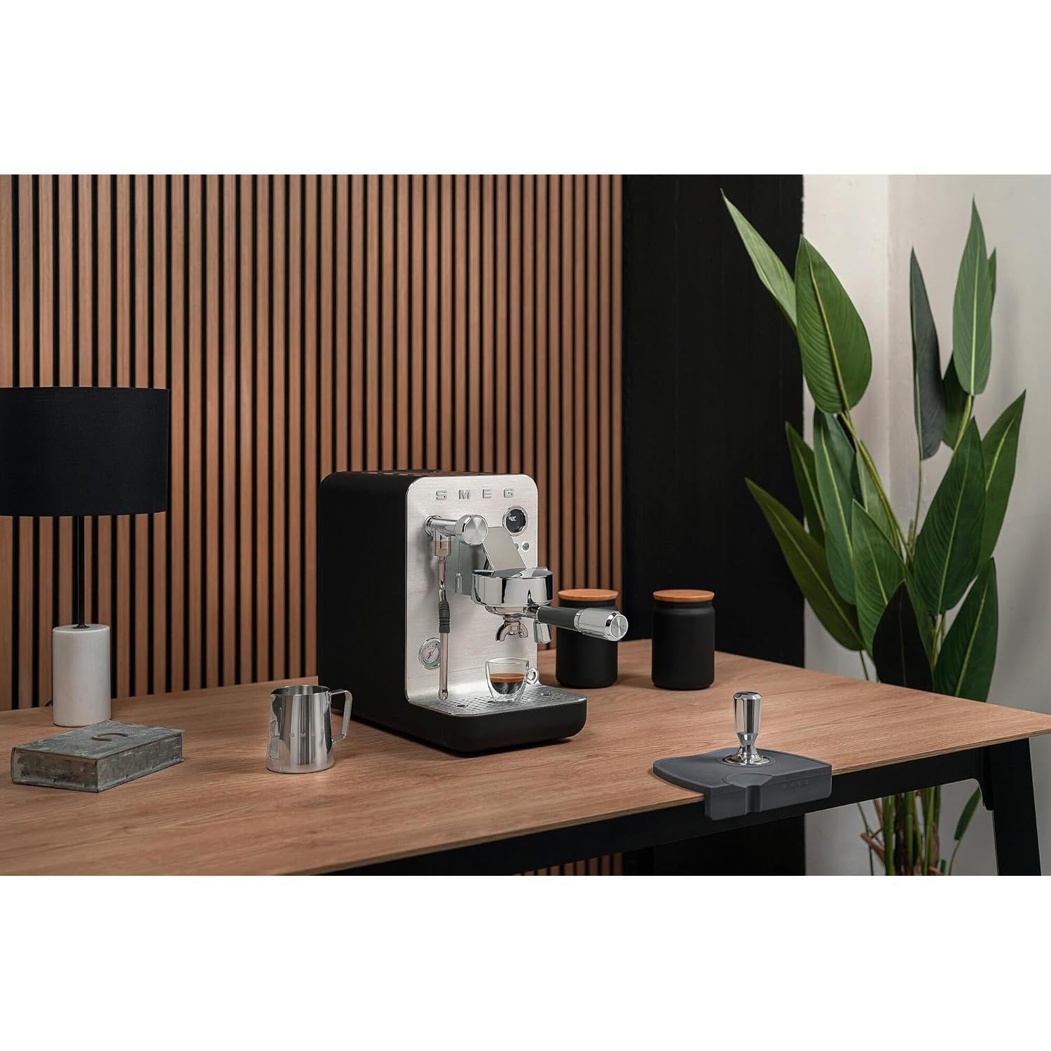 Máquina de Espresso Semi-Pro Smeg EMC02 - 15 Bar, 58mm, Negro