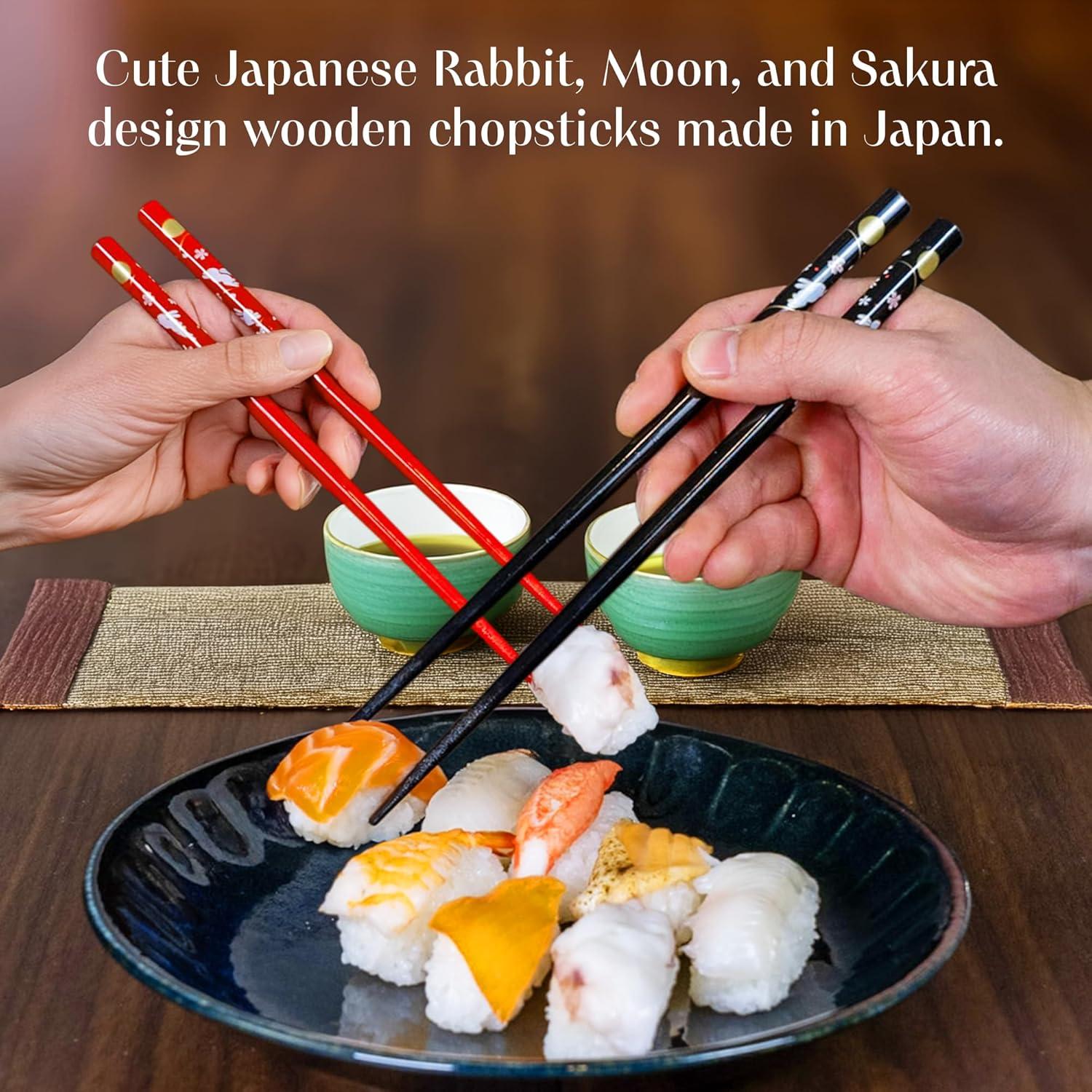 Juego de Palillos Japoneses Musuubi - Rojo y Negro con Conejo y Sakura