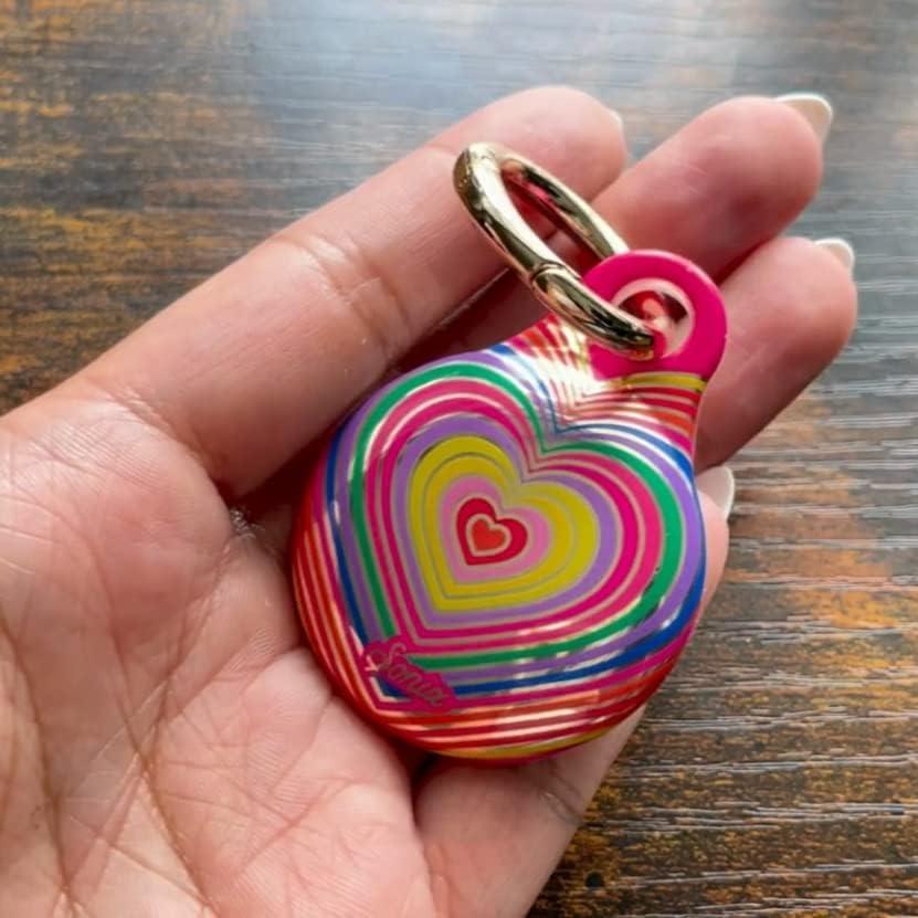 Funda protectora para AirTag Sonix con mosquetón dorado