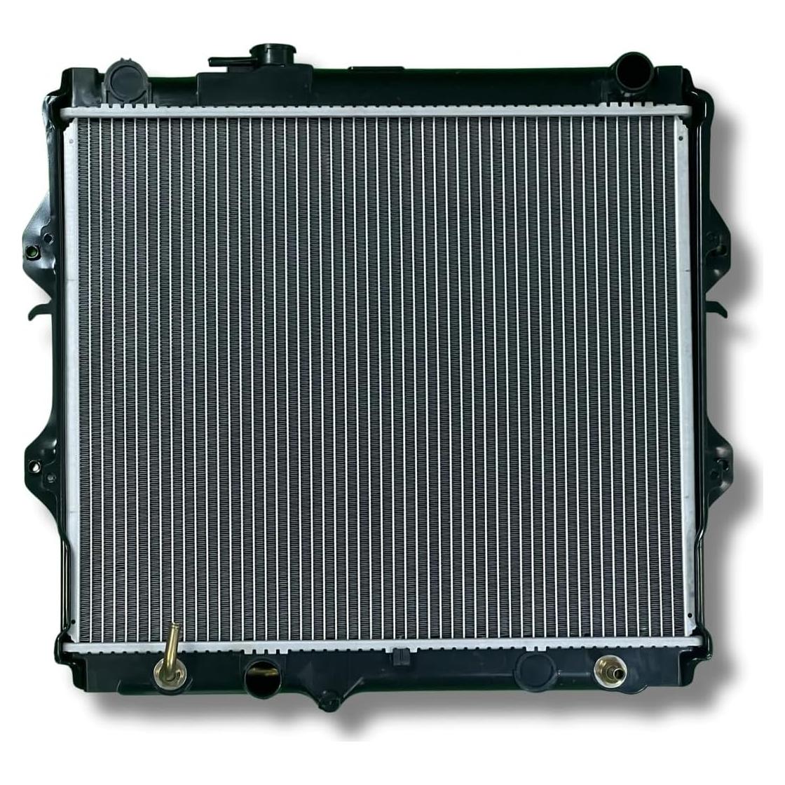 Radiador de Reemplazo AM Worldwide para Toyota Hilux 1995-2005 450x528x26mm