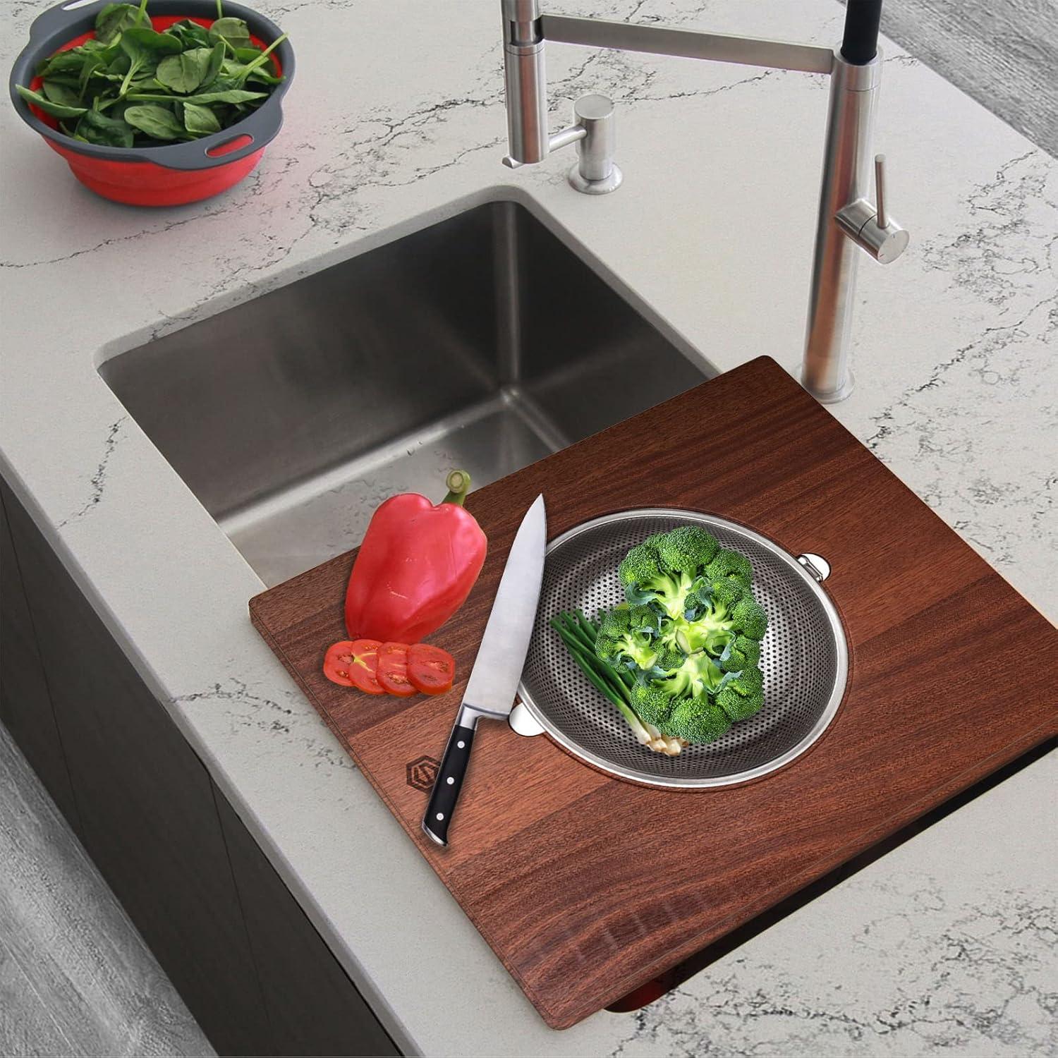 Combo Tabla de Cortar Madera y Colador Strictly Sinks 44x35cm