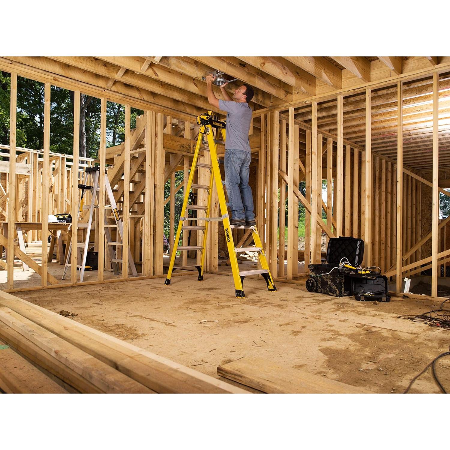 Escalera DeWalt de Fibra de Vidrio 8 Pies 226.8 kg DXL3810-08