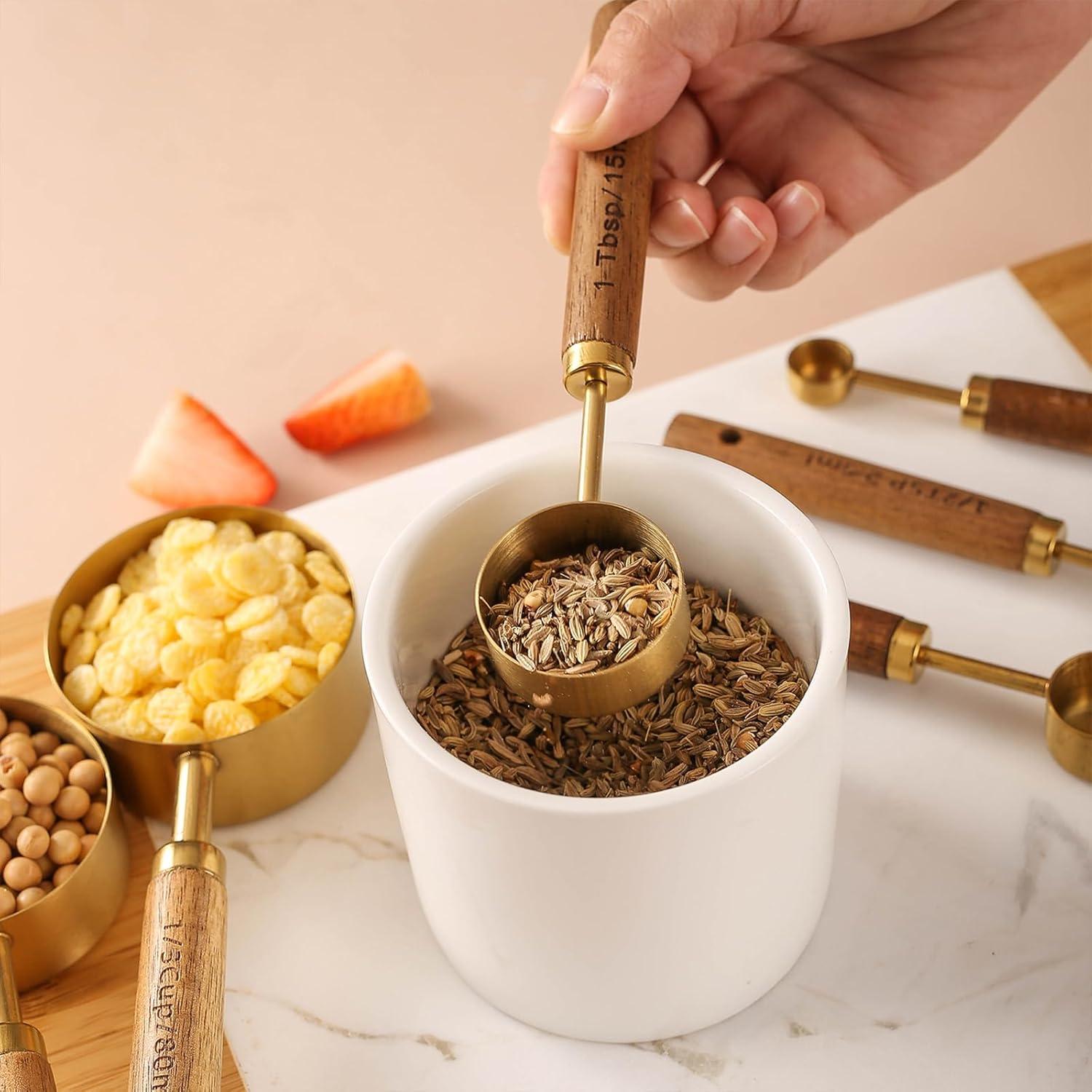 Juego de 8 Tazas y Cucharas Medidoras Yuzi Doradas con Mango de Madera