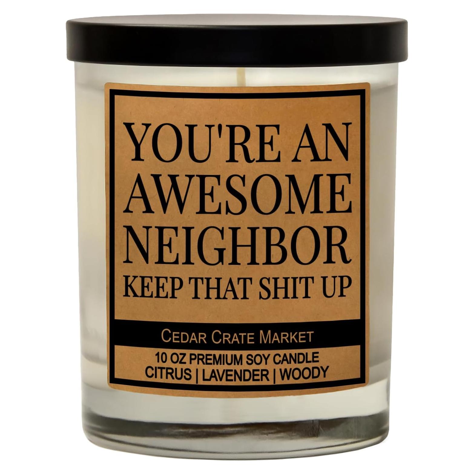 Vela Aromática de Soja Cedar Crate Market - Eres un Vecino Increíble - 382.7g