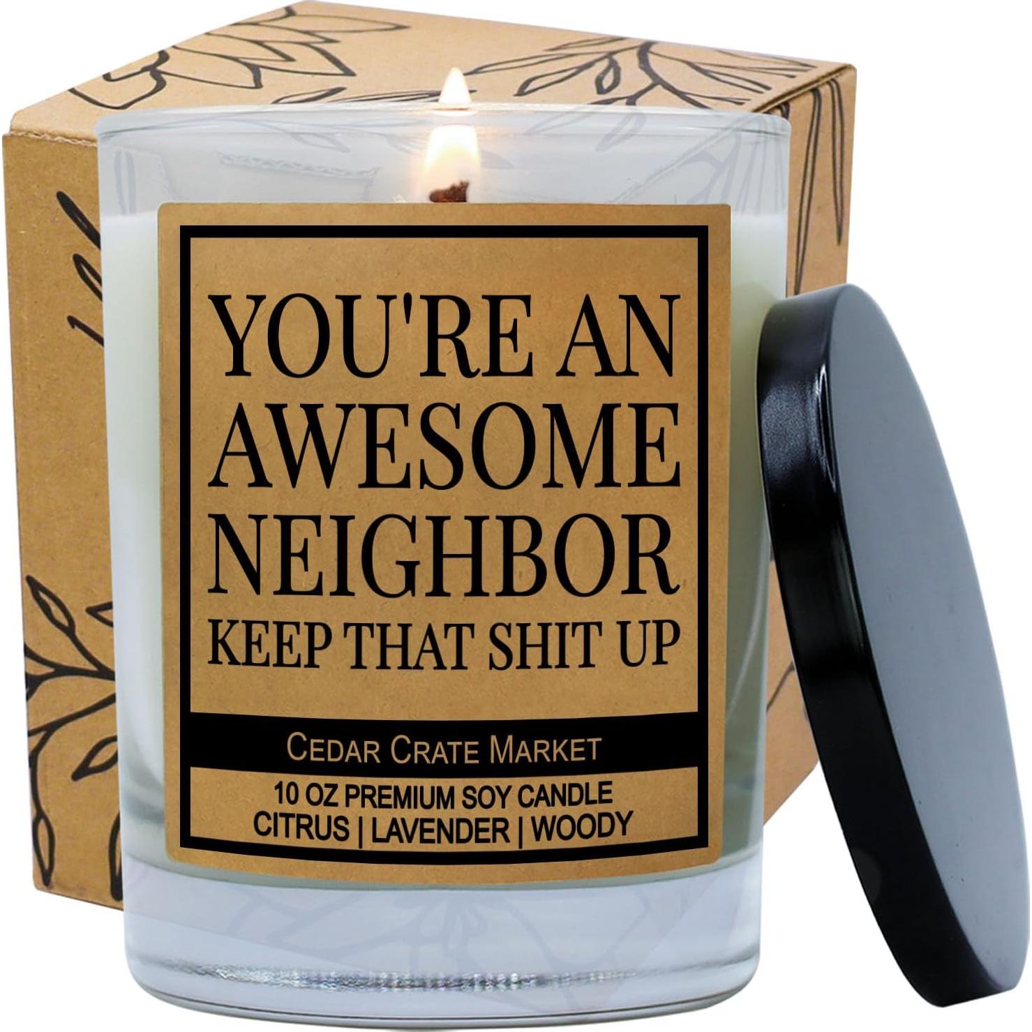 Vela Aromática de Soja Cedar Crate Market - Eres un Vecino Increíble - 382.7g