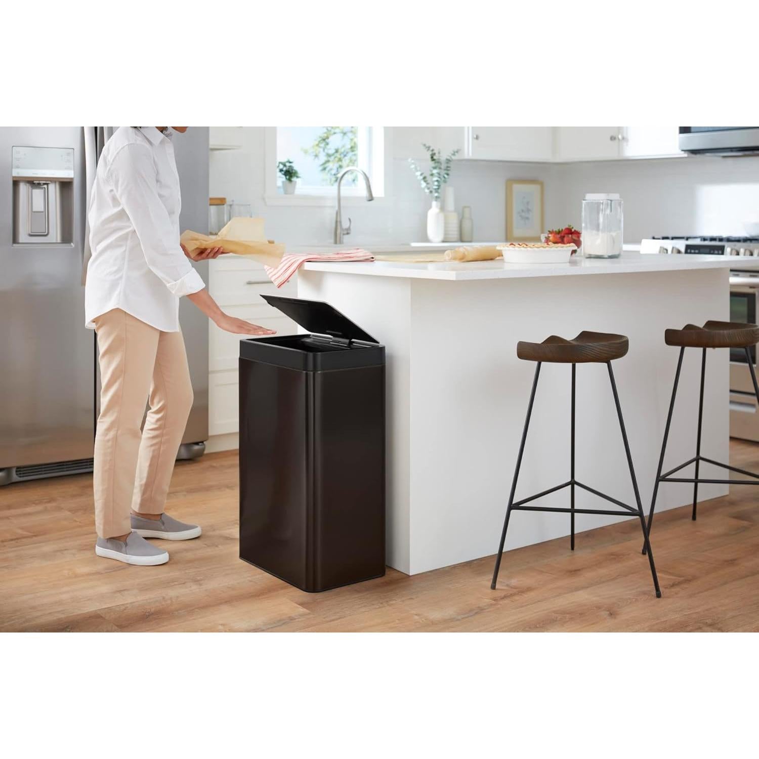 Basurero sin contacto Kohler 49L acero inoxidable negro