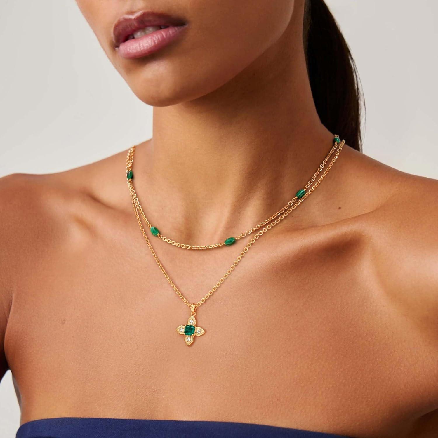 Collar de Cruz en Capa LOYATA 14K Baño de Oro Esmeralda