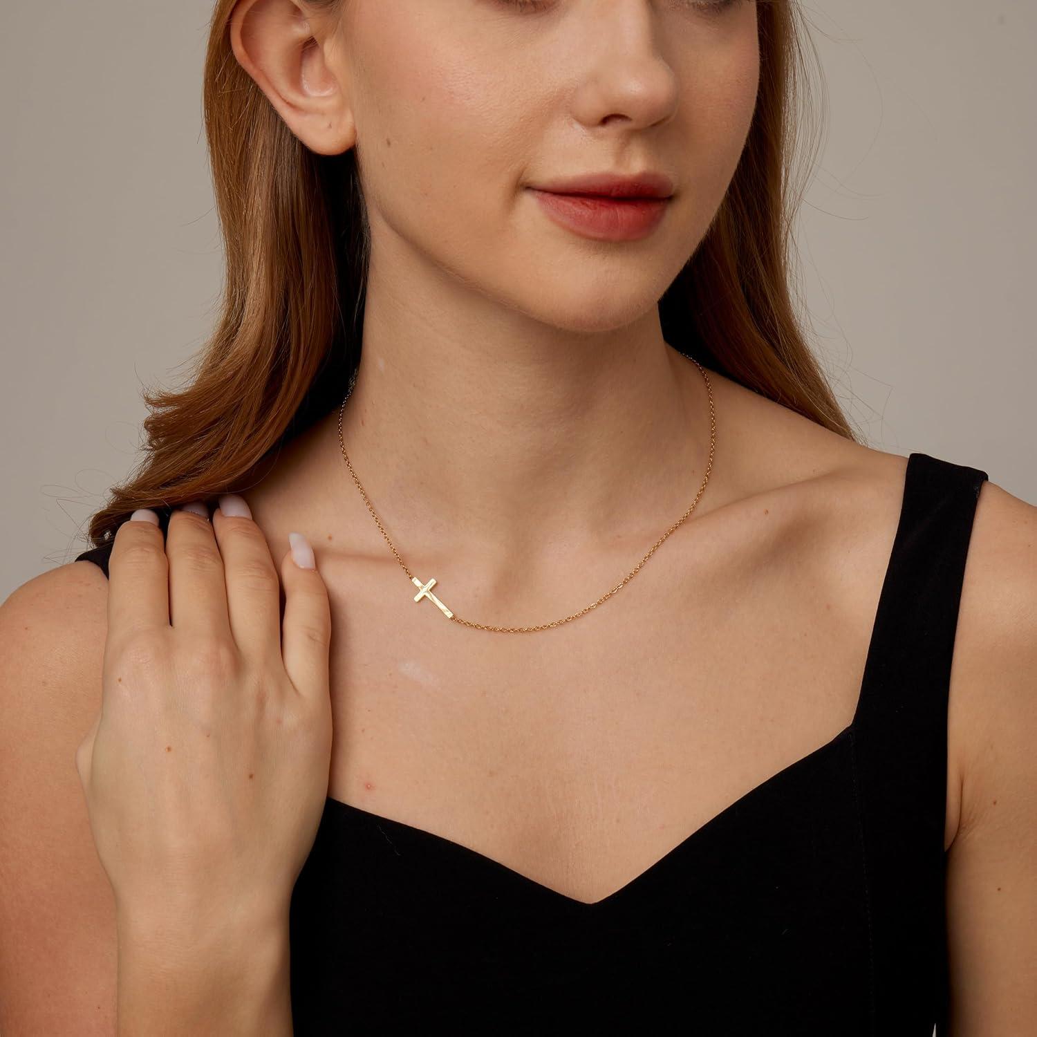 Collar Cruz Lateral Foyjoey Baño Oro 18K Acero Inoxidable