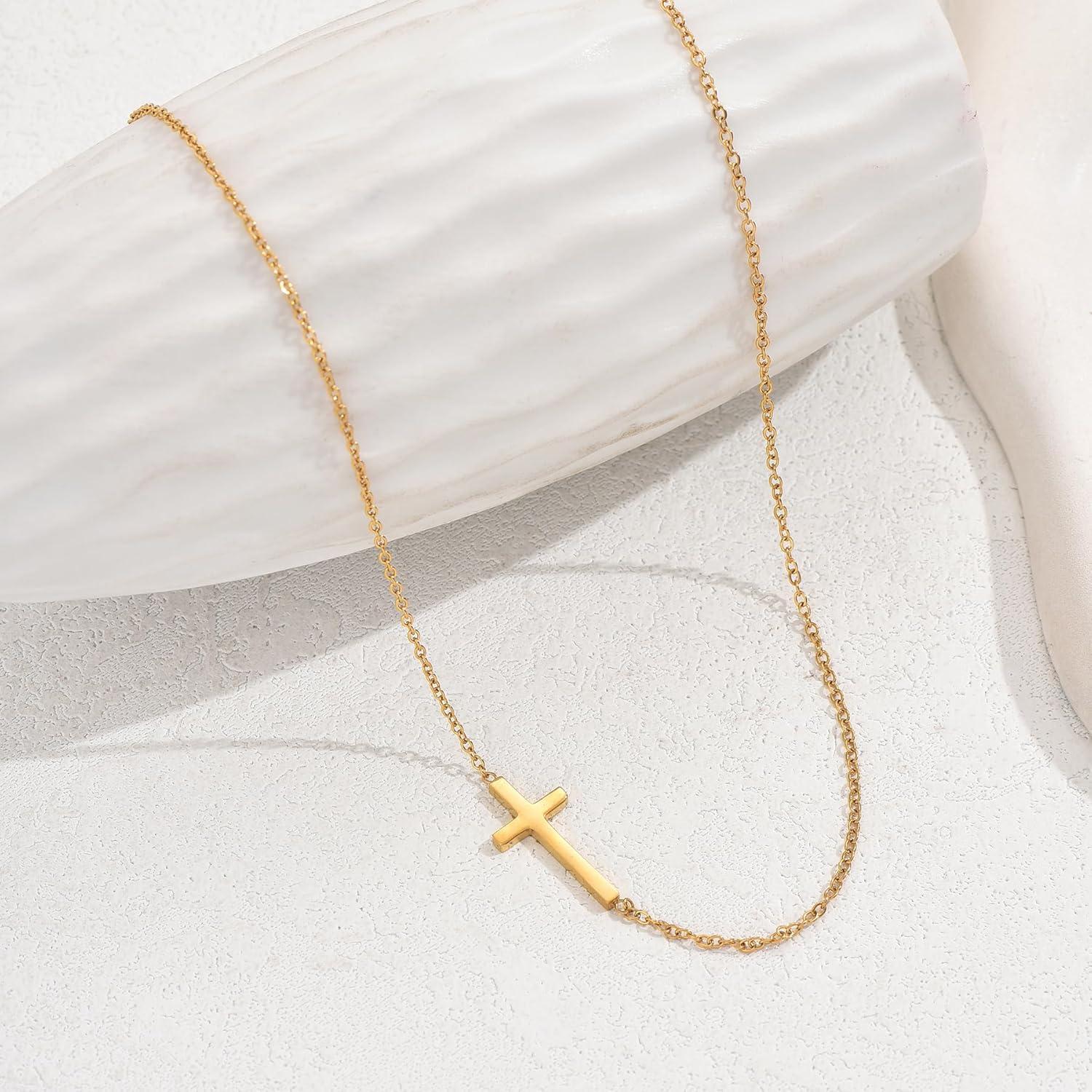 Collar Cruz Lateral Foyjoey Baño Oro 18K Acero Inoxidable