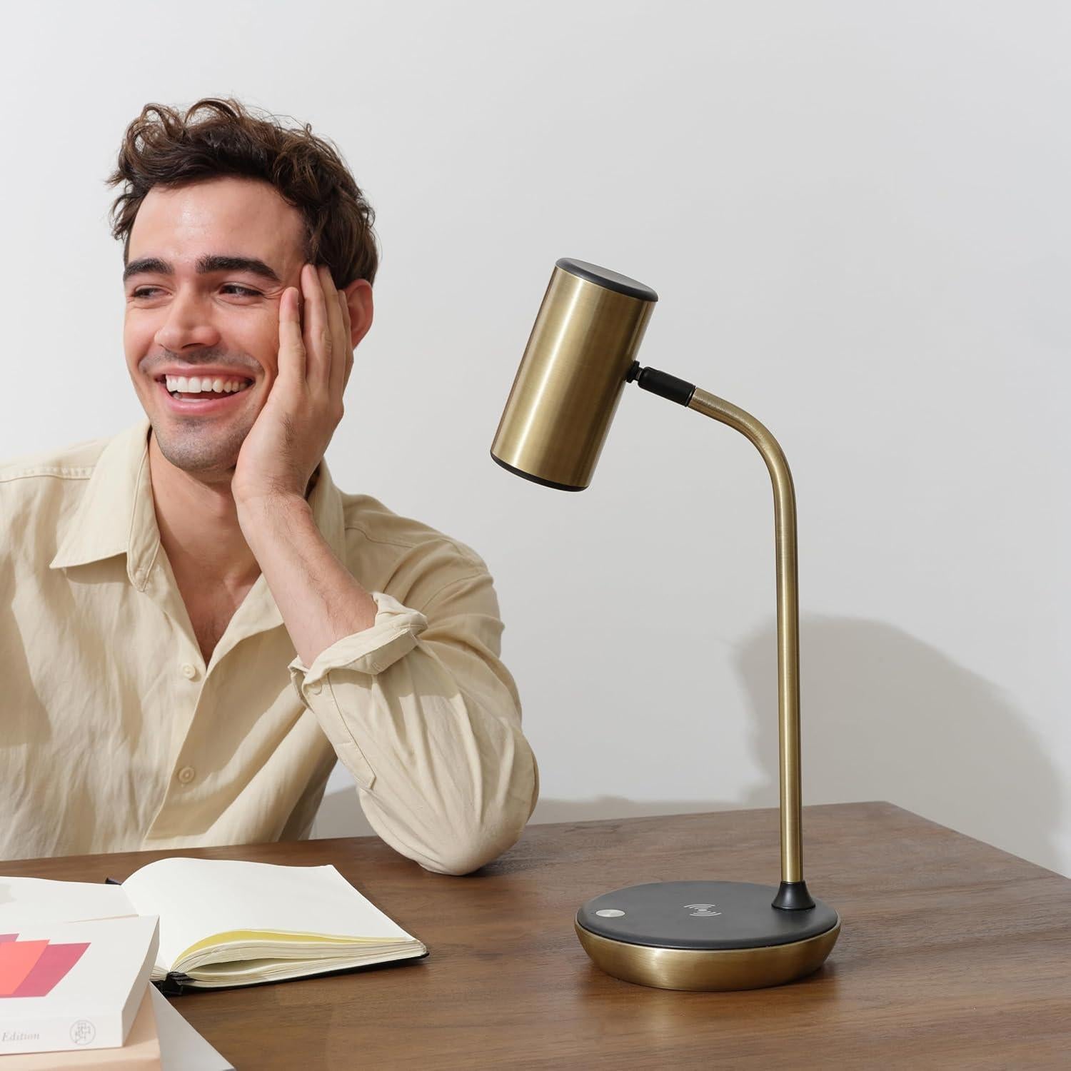 Lámpara de Escritorio Brightech Ezra - Carga Inalámbrica LED 10W