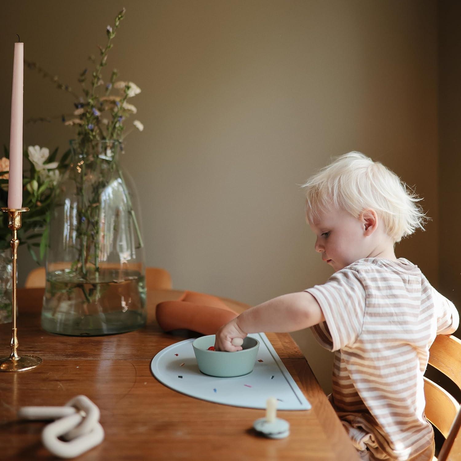 Mantel de Silicona Antideslizante mushie Planetas 45.7x22.4cm