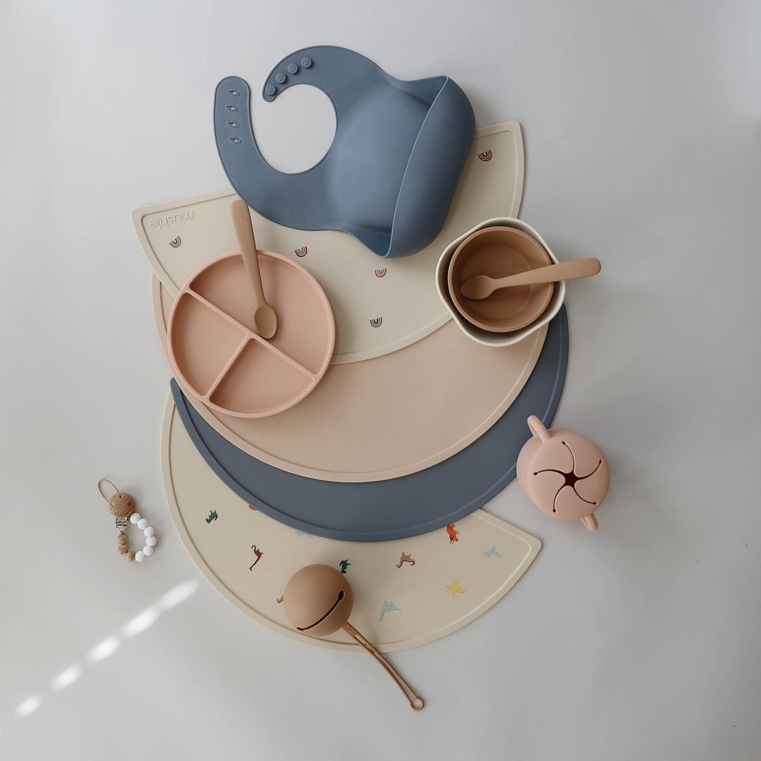 Mantel de Silicona Antideslizante mushie Planetas 45.7x22.4cm