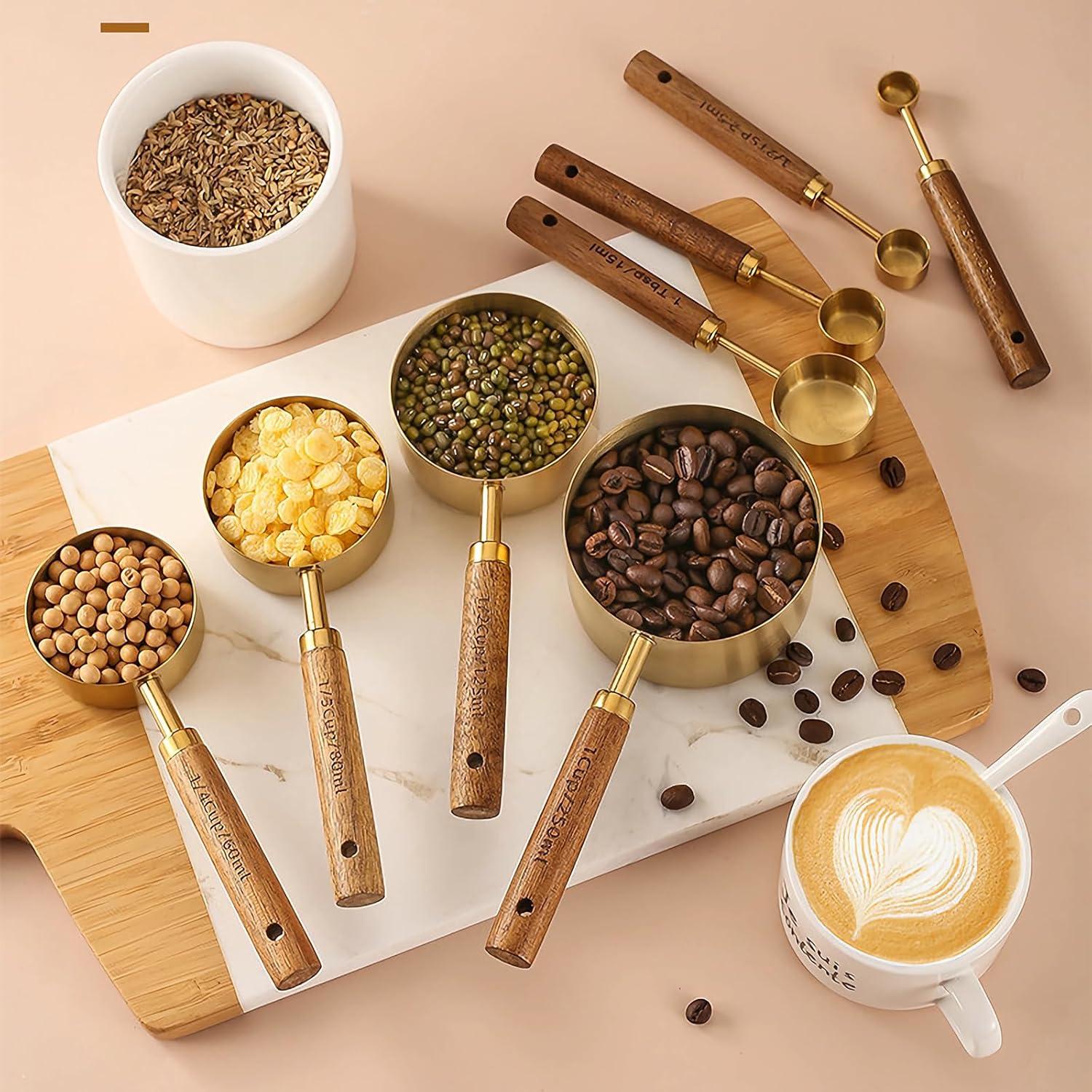 Juego de 8 Tazas y Cucharas Medidoras Yuzi Doradas con Mango de Madera