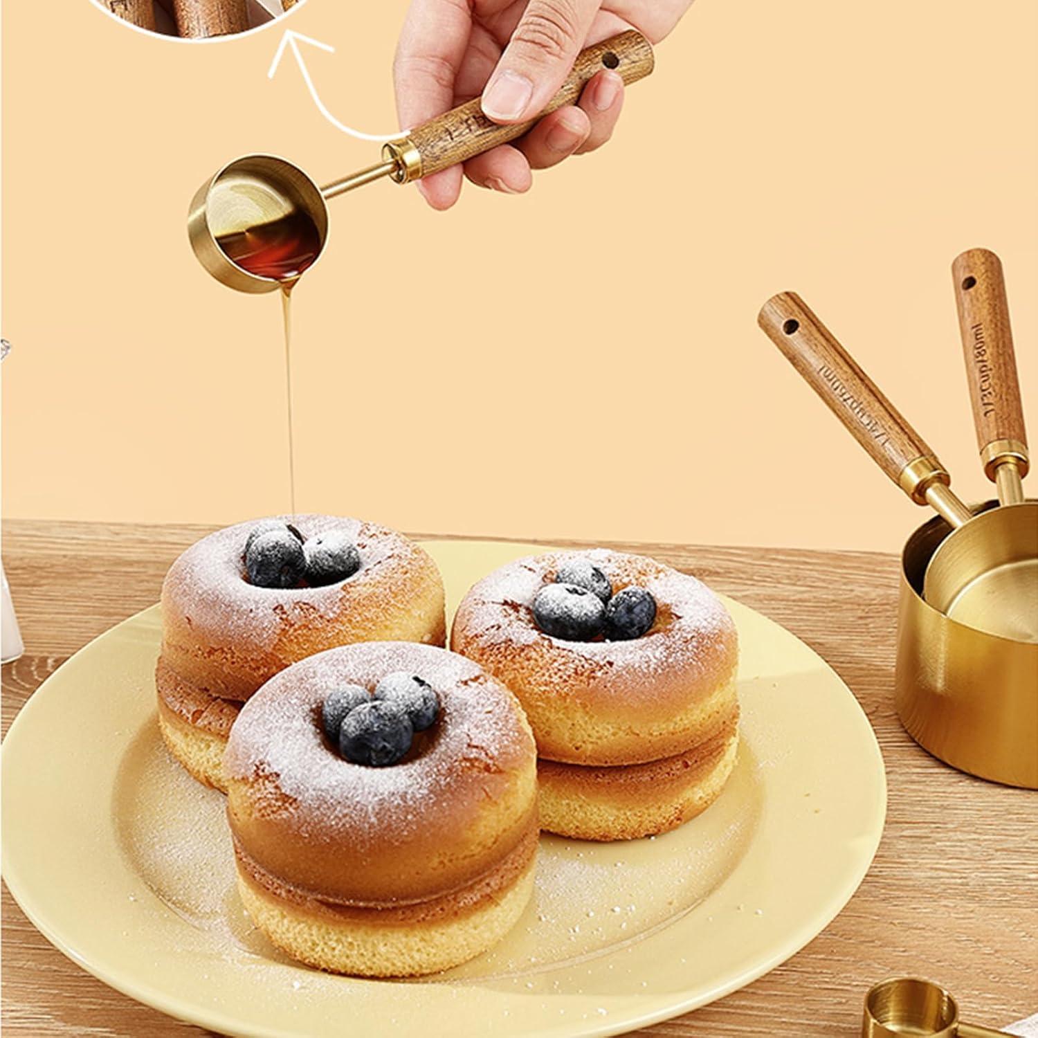 Juego de 8 Tazas y Cucharas Medidoras Yuzi Doradas con Mango de Madera