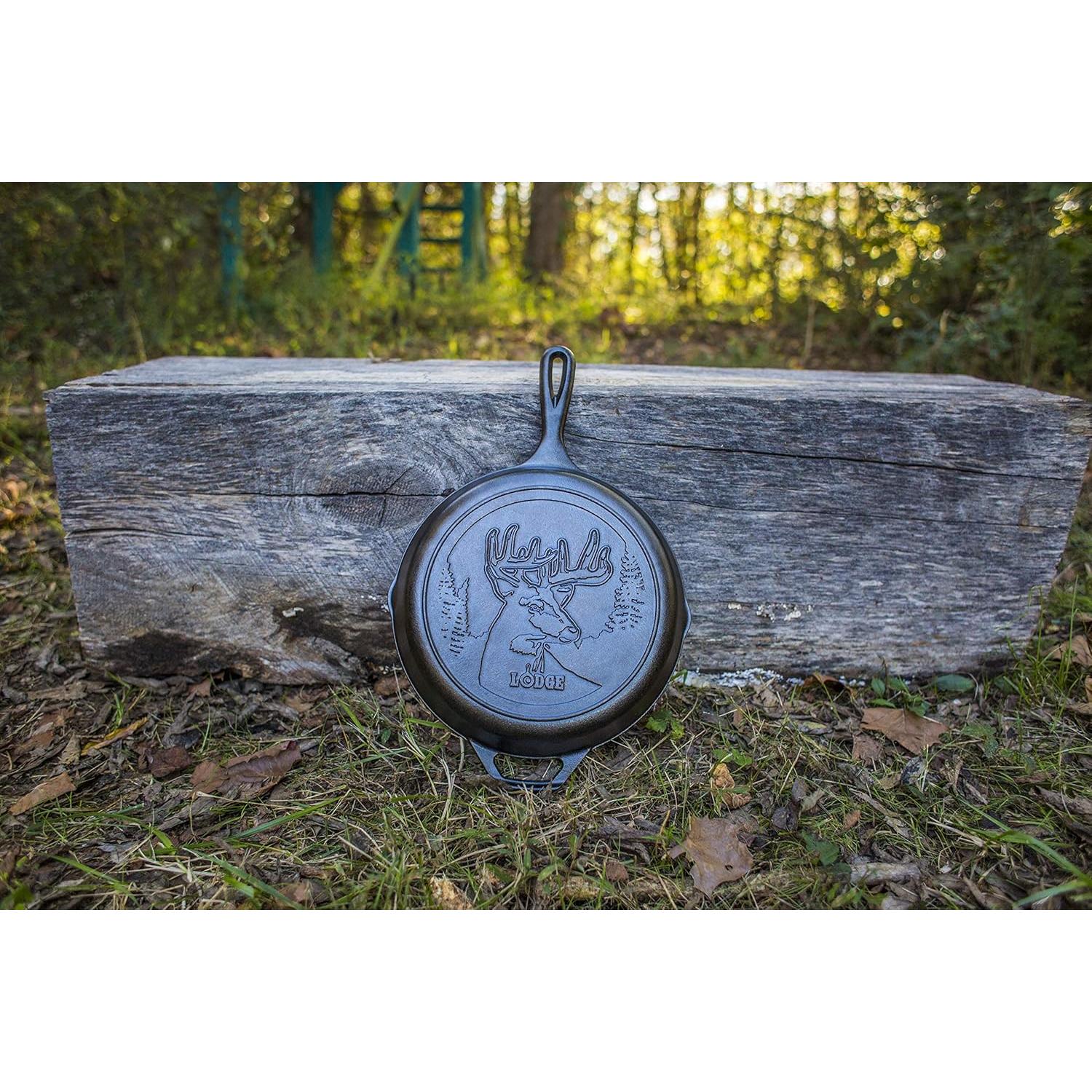 Sartén de Hierro Fundido Lodge 26 cm con Escena de Ciervo