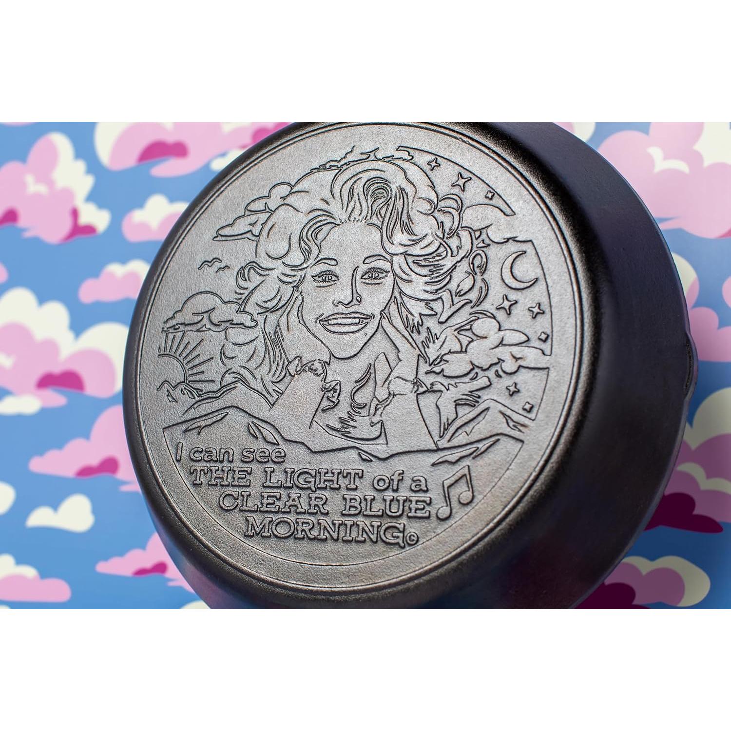 Sartén de Hierro Fundido Lodge 33.66 cm Dolly Parton Pre-Sazonada