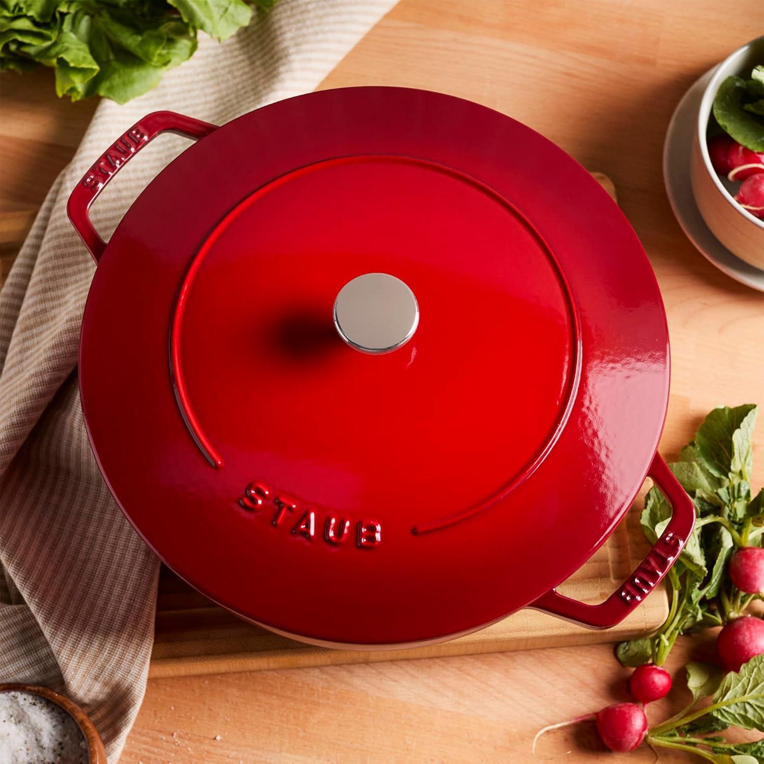 Cacerola de Hierro Fundido Staub 5 Cuartos Cereza Hecha en Francia