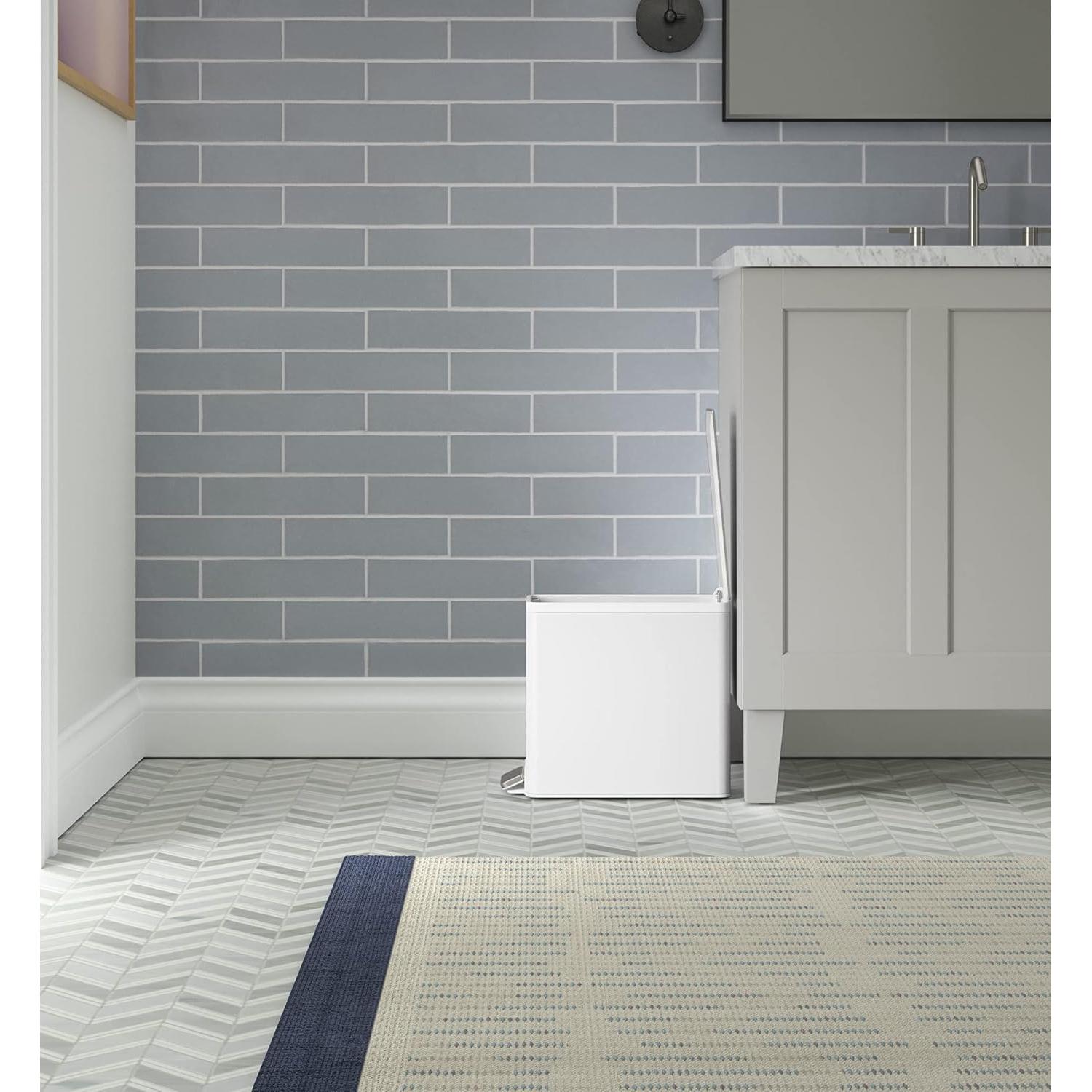 Cubo de Basura Kohler 9.46L con Pedal Cierre Silencioso Blanco