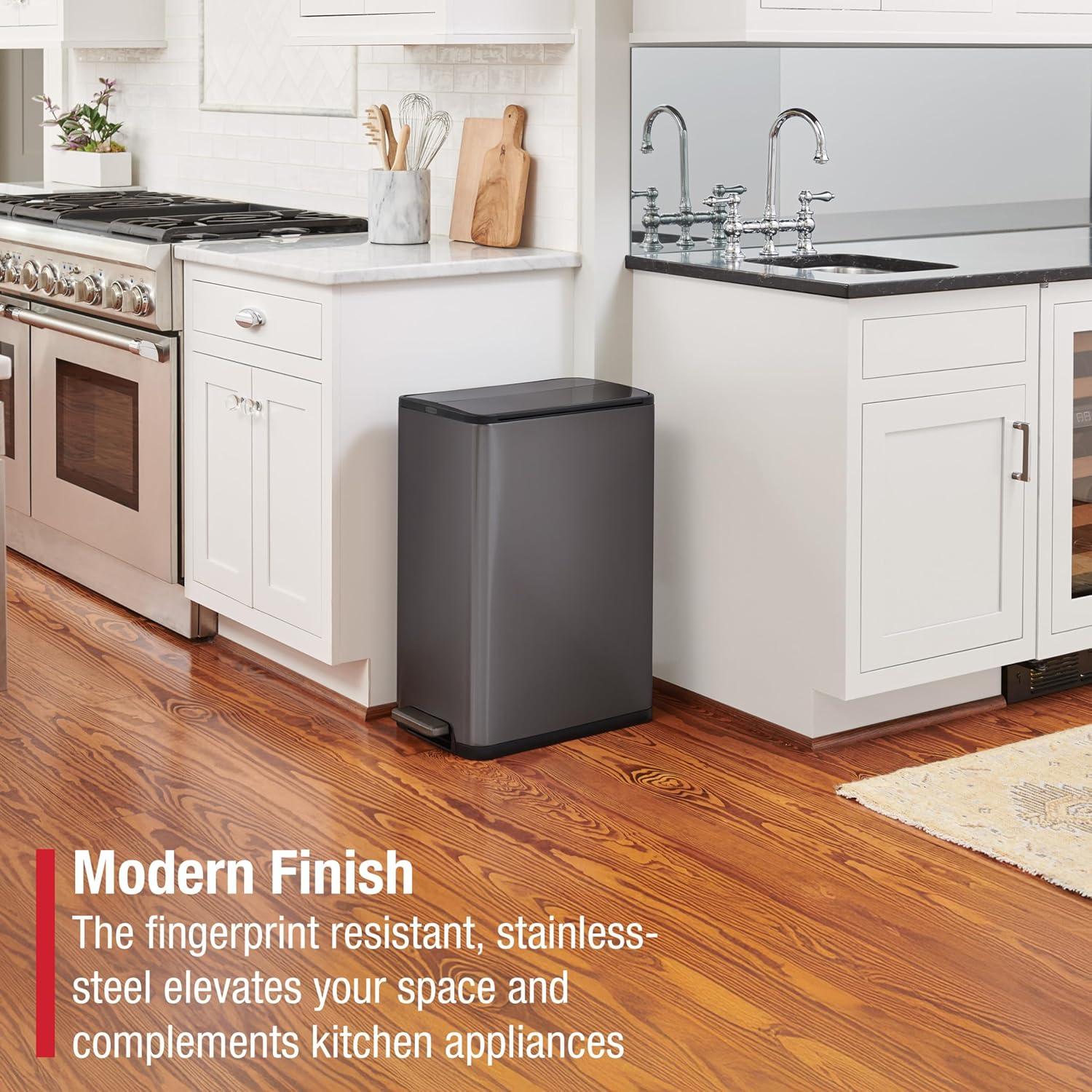 Papelera Slim Step-On Rubbermaid Elite 45.4L Carbón