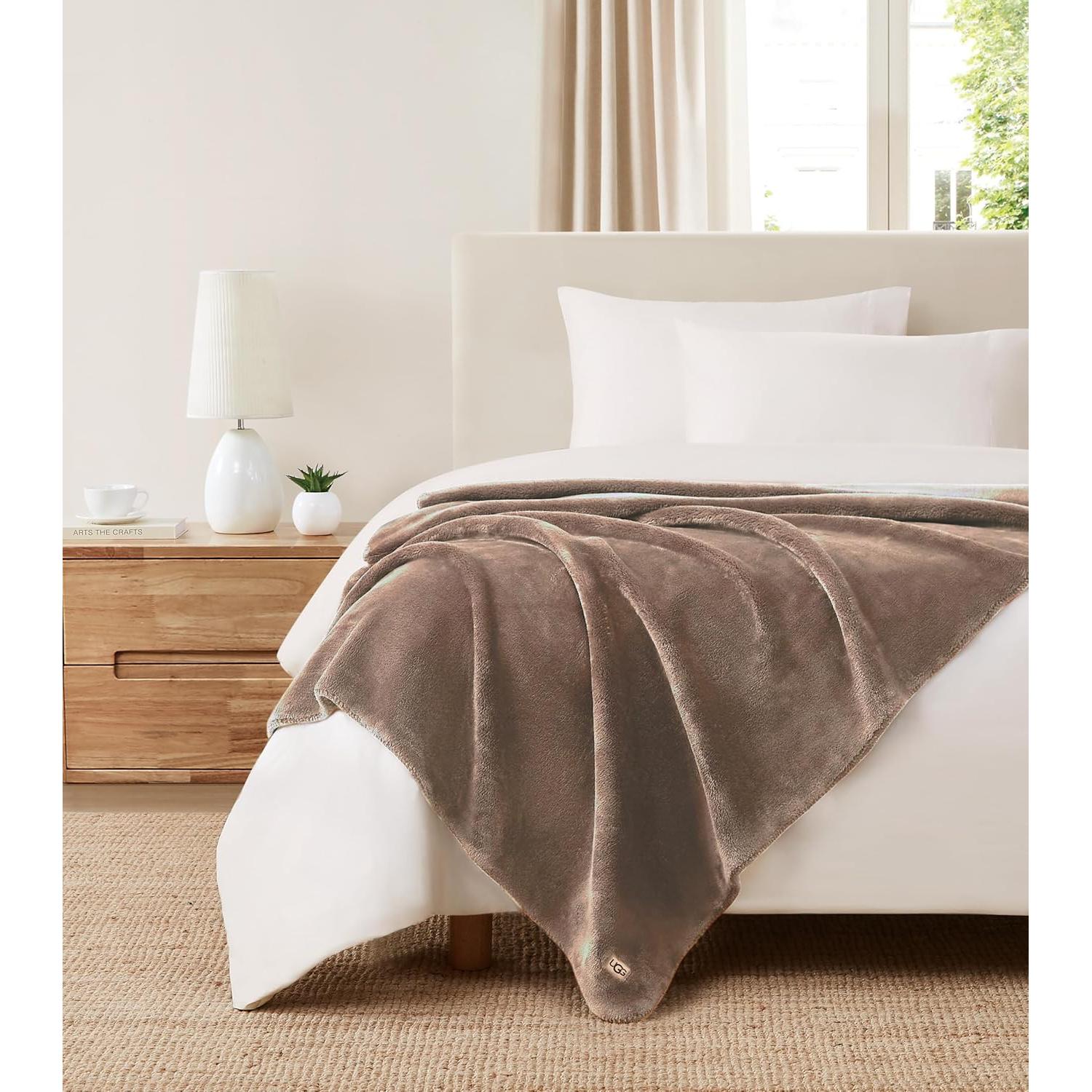 Manta de felpa UGG Whitecap Plush marrón 127x177 cm lavable