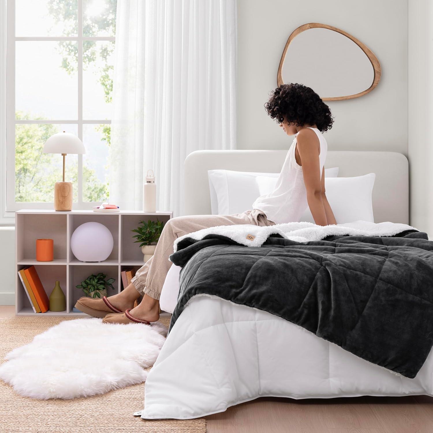 Manta Reversible UGG Nita 127x177 cm Gris Suave y Lavable