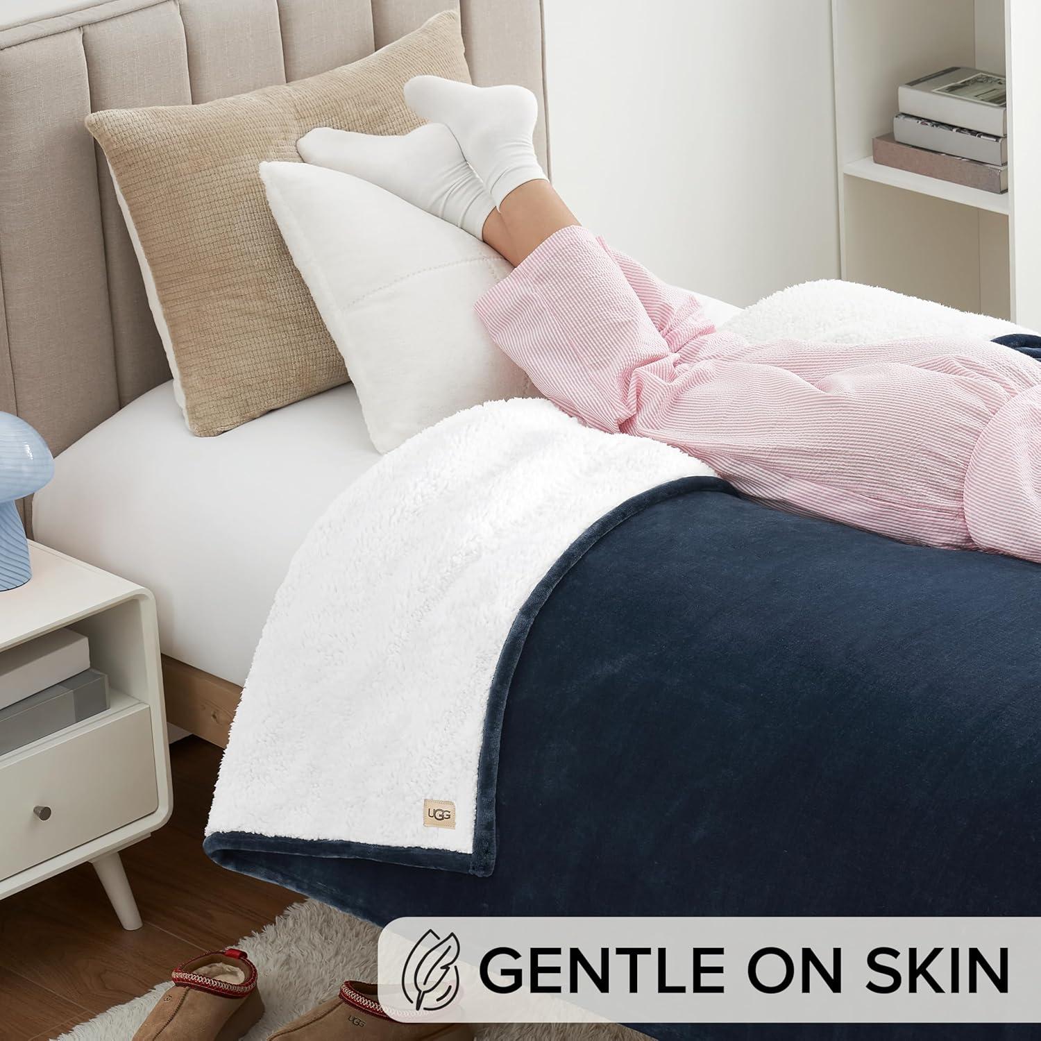 Manta UGG Ariana Twin XL Azul Marino Suave y Reversible 167x228cm