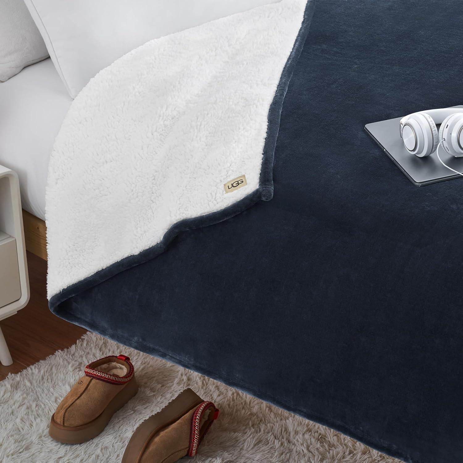 Manta UGG Ariana Twin XL Azul Marino Suave y Reversible 167x228cm