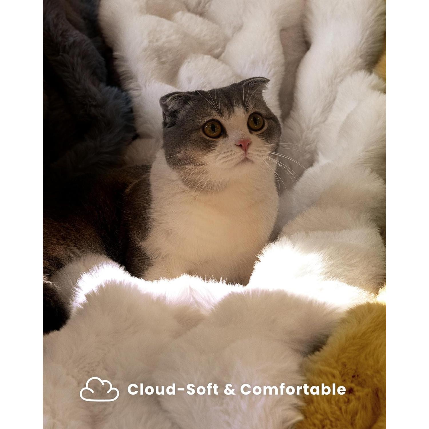 Manta de Lanzar Blunique de Piel Sintética 127x152 cm Blanca