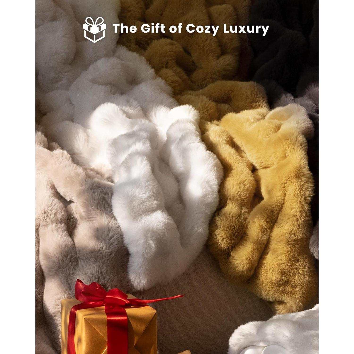 Manta de Lanzar Blunique de Piel Sintética 127x152 cm Blanca