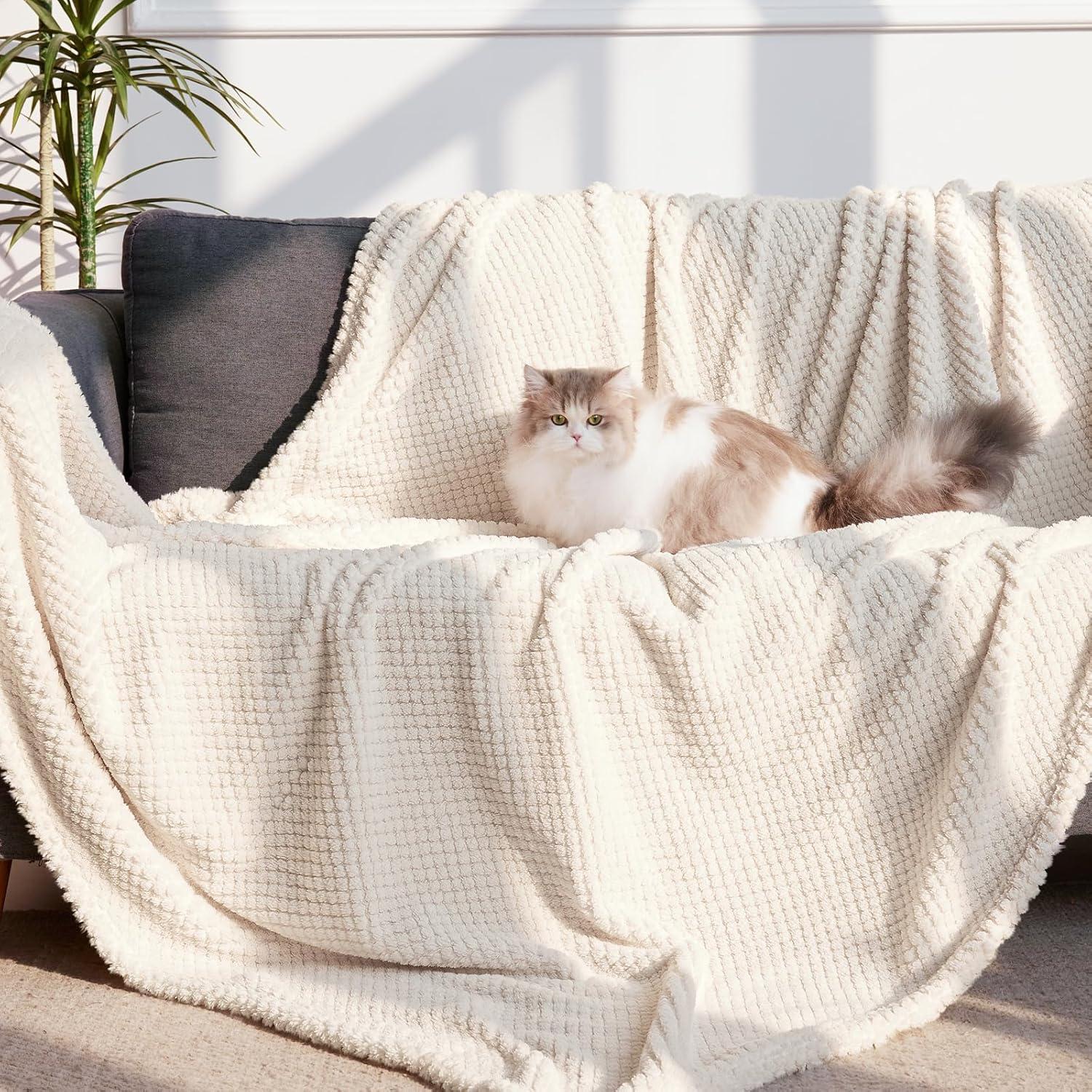 Manta de Forro Flotilla de Ballenas 127x178 cm Color Marfil