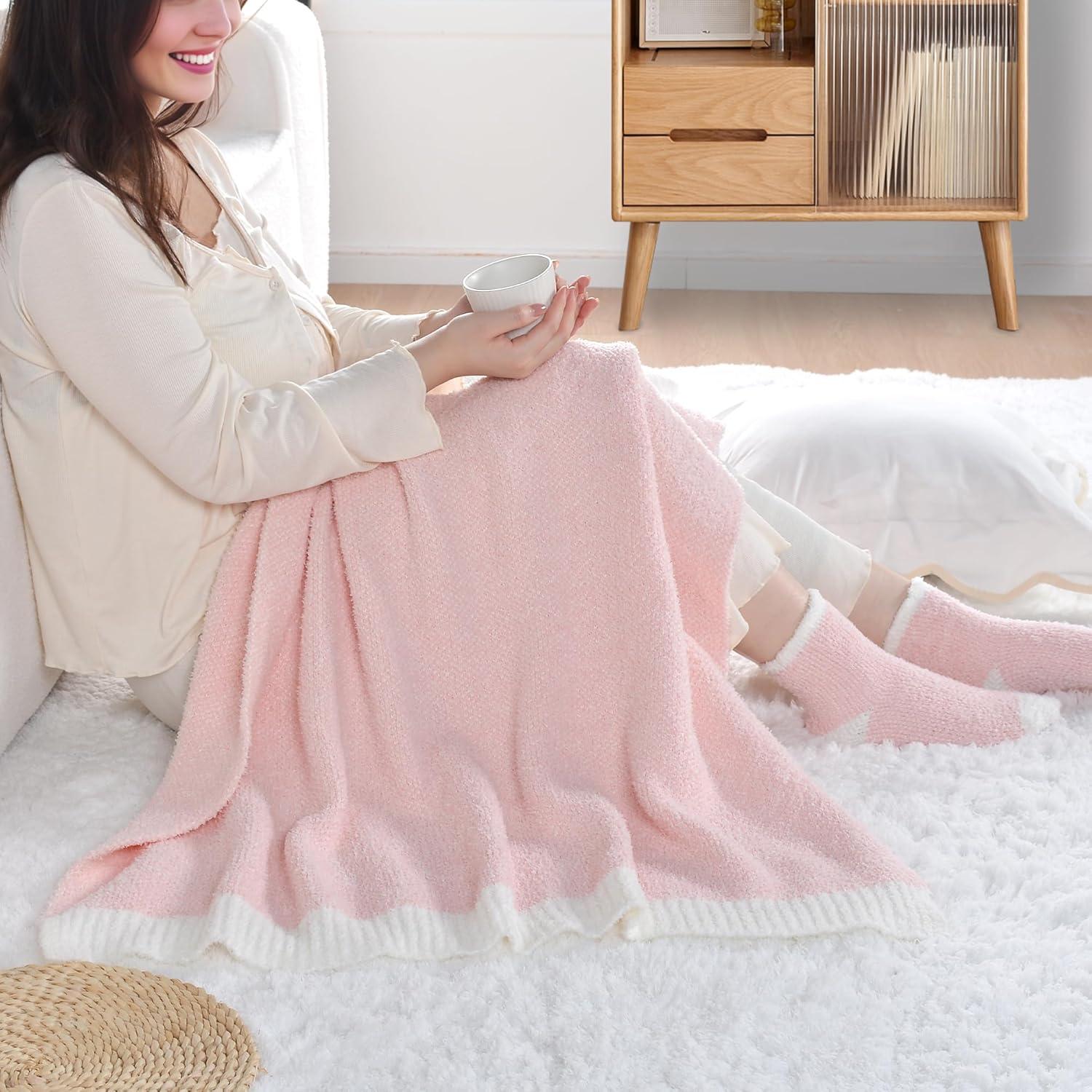 Cesta de Regalo JOOJA Rosa para Mujeres - Manta, Calcetines, Máscara