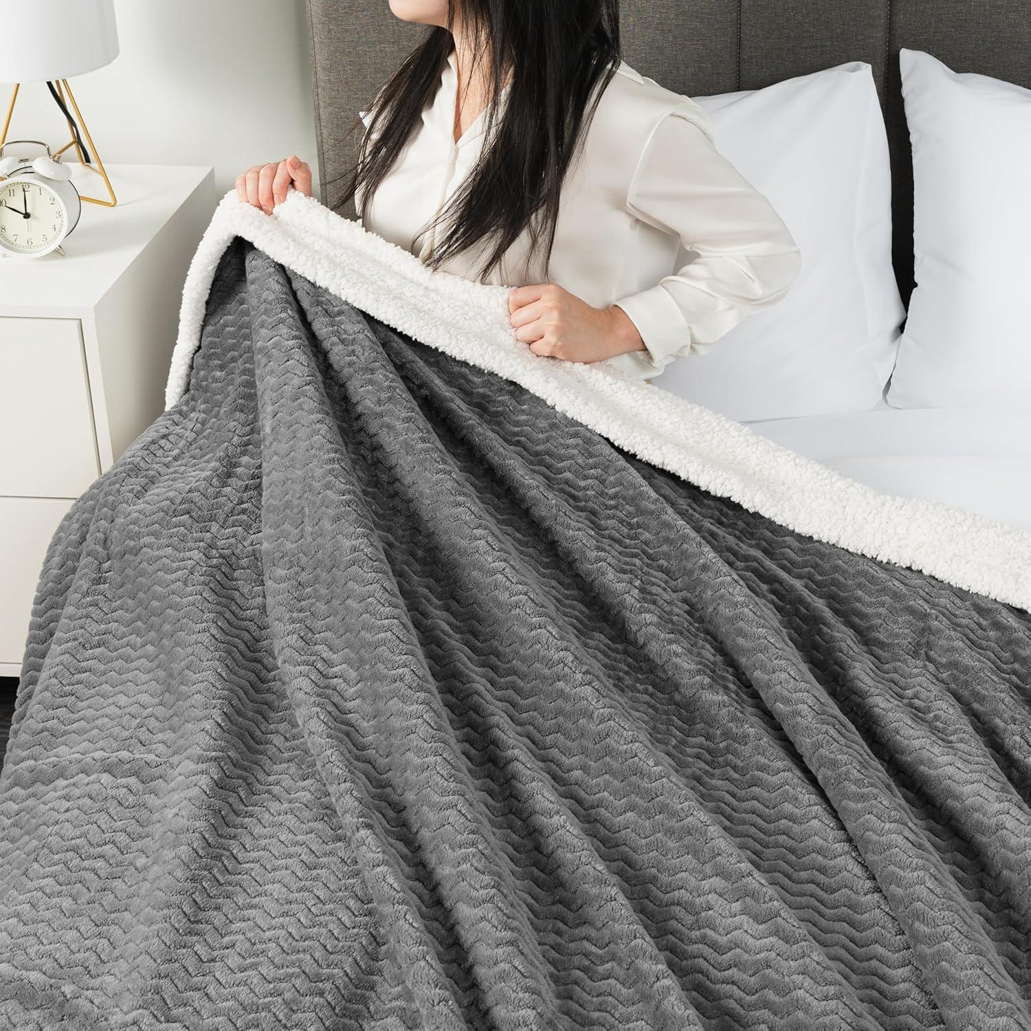 Manta de Sherpa Chevron PAVILIA Gris 127x152 cm Reversible