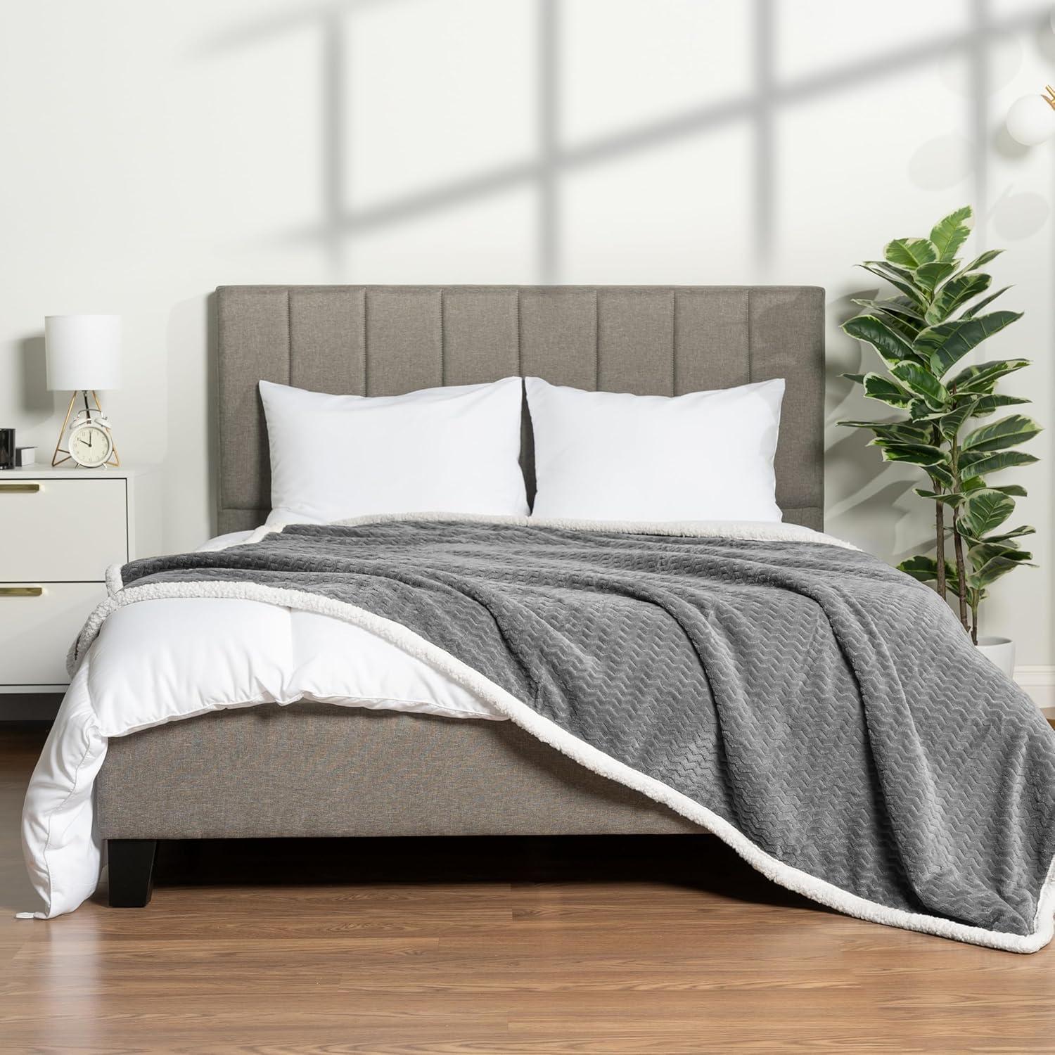 Manta de Sherpa Chevron PAVILIA Gris 127x152 cm Reversible