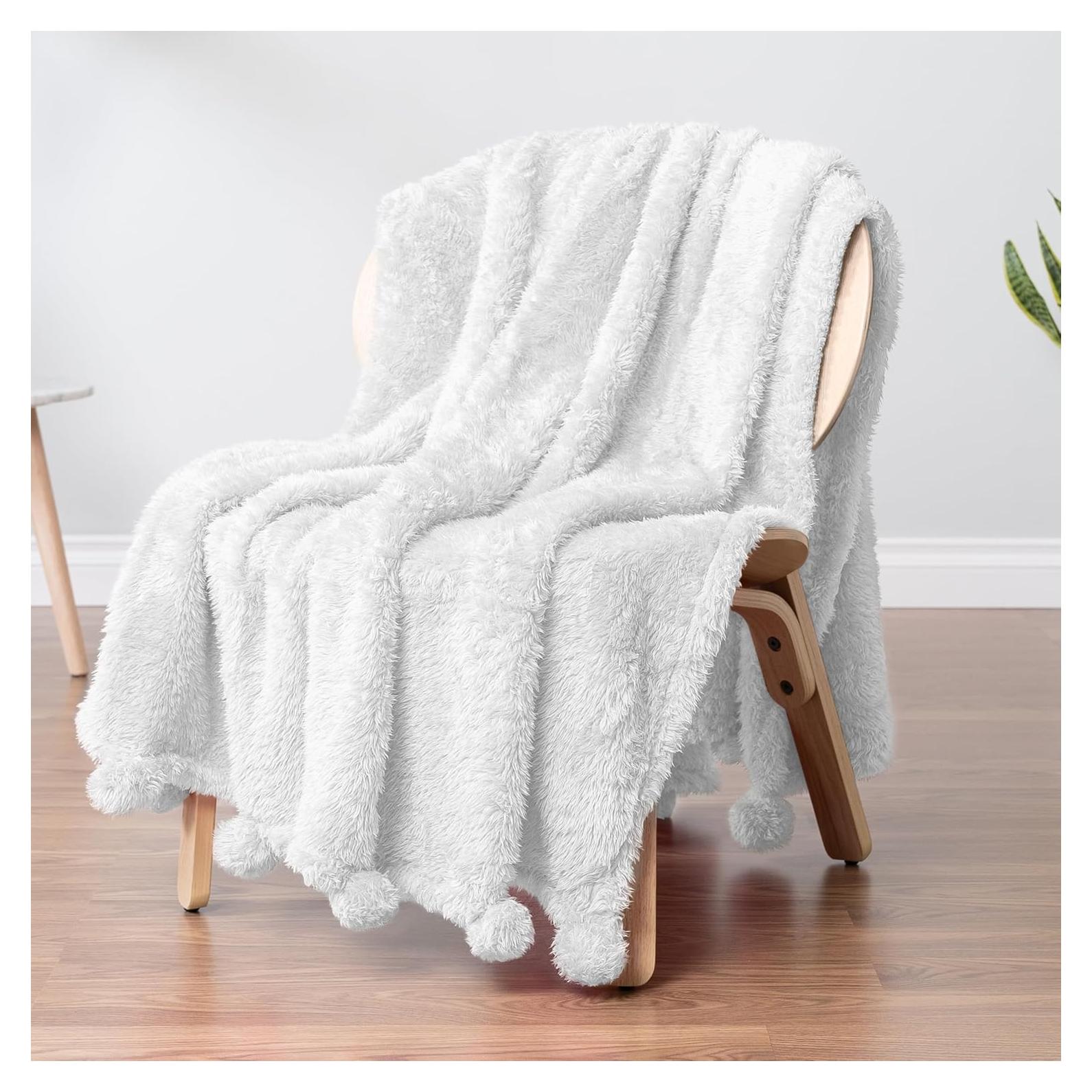 Manta Sherpa Pavilia Blanca con Pom Pom 127x152 cm Suave