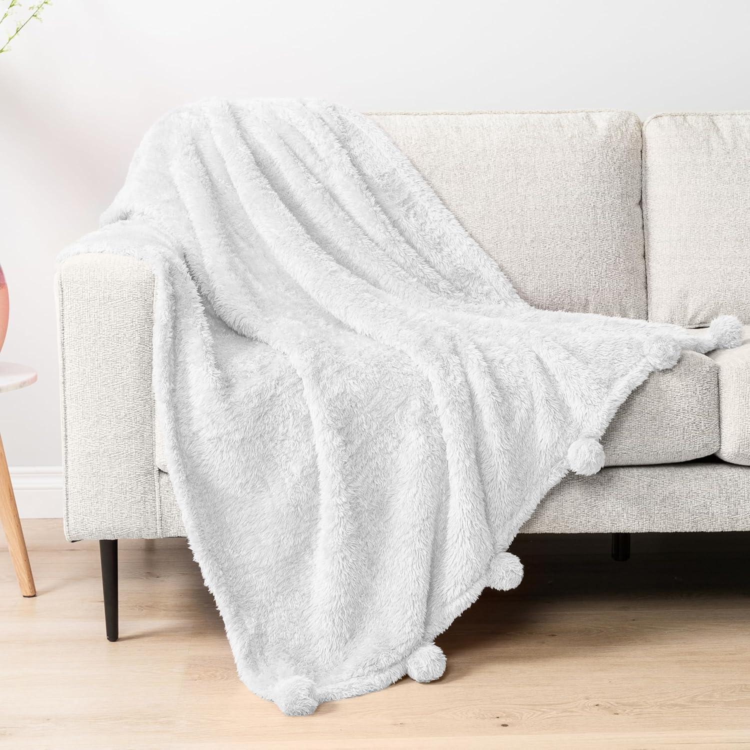 Manta Sherpa Pavilia Blanca con Pom Pom 127x152 cm Suave