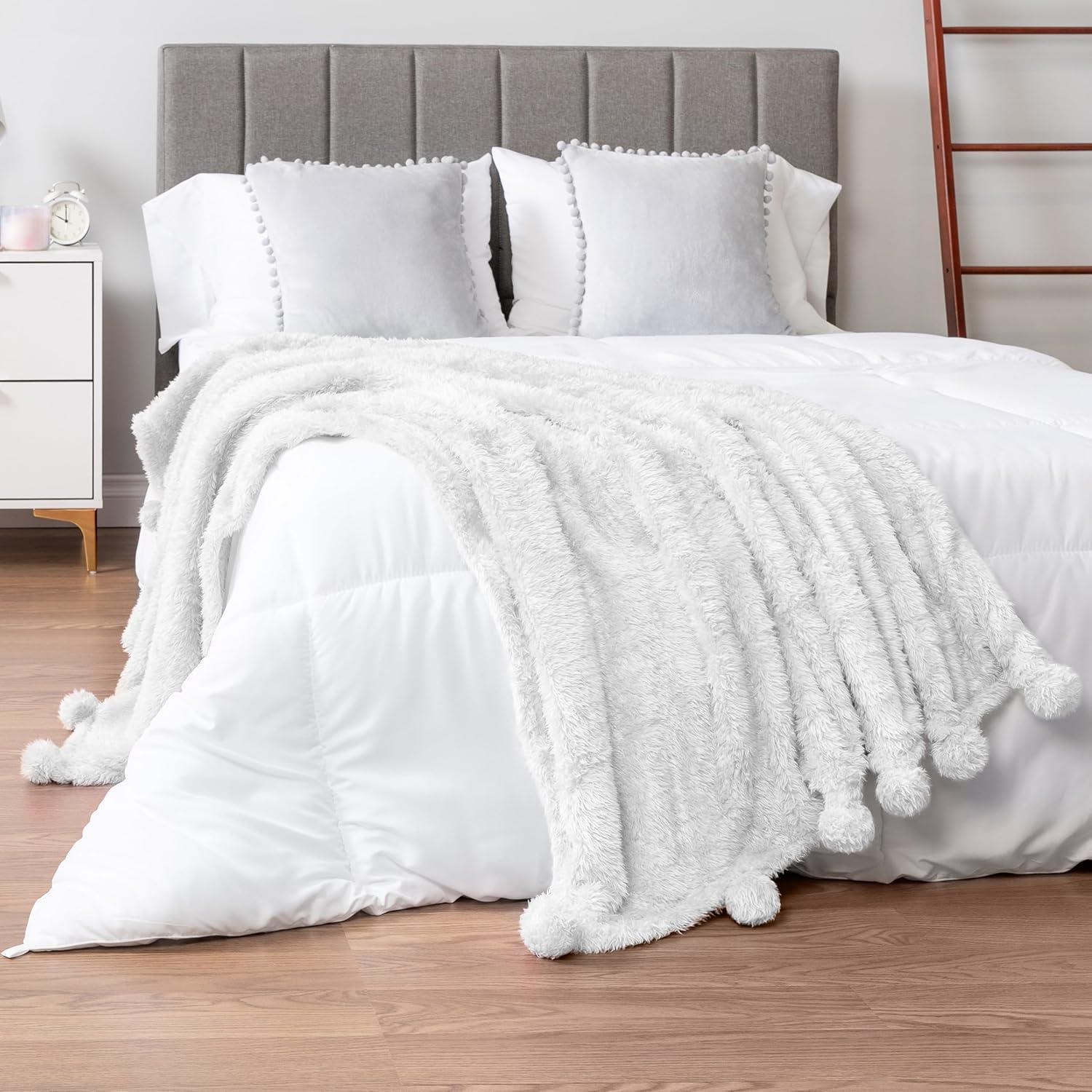 Manta Sherpa Pavilia Blanca con Pom Pom 127x152 cm Suave