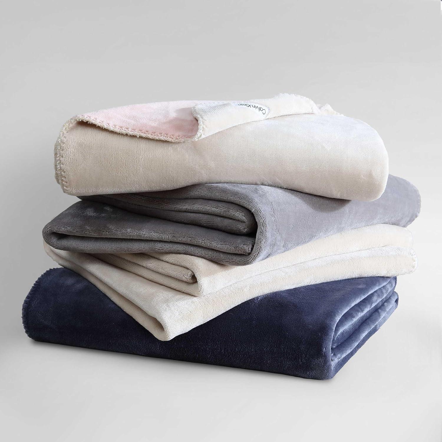 Manta de lanzamiento Calvin Klein 127x178 cm azul reversible