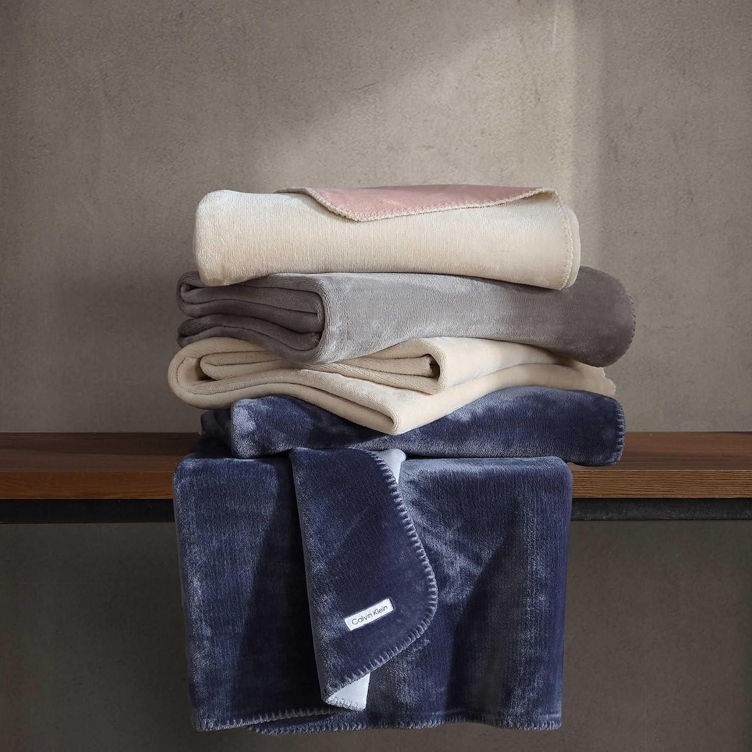 Manta de lanzamiento Calvin Klein 127x178 cm azul reversible