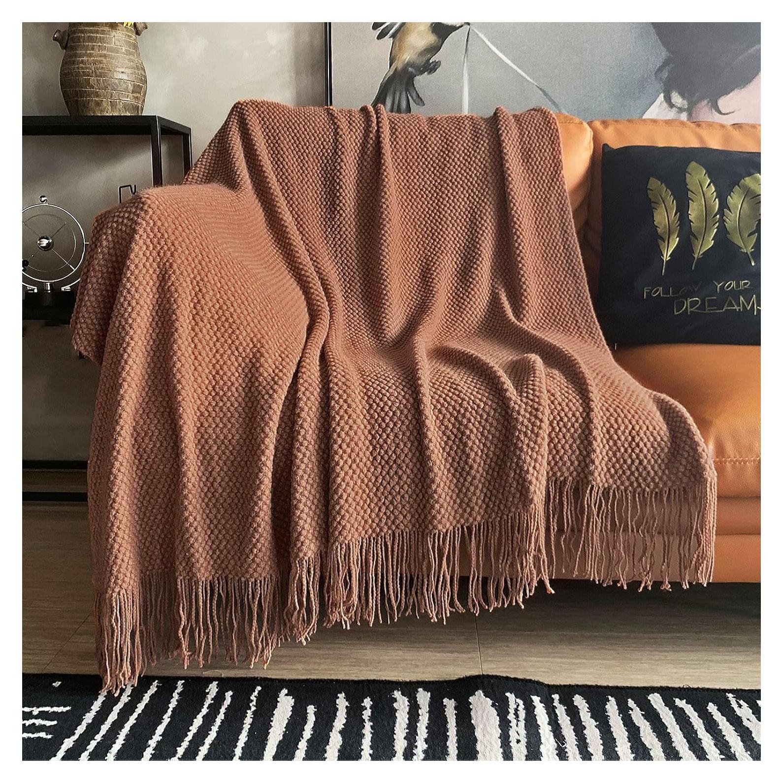 Manta Tejida LOMAO 127x152 cm Acrílico Caramelo con Borlas