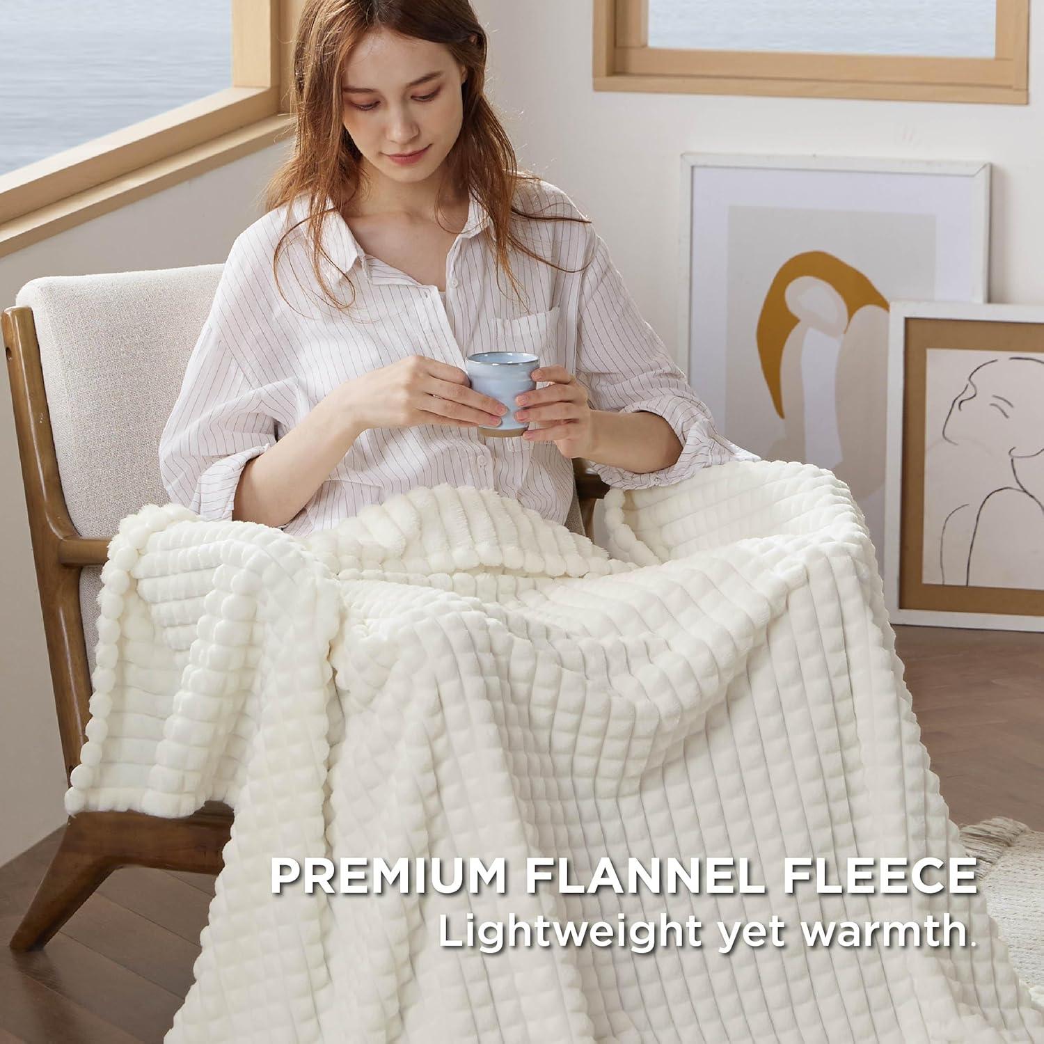 Manta de Lanzar Bedsure Blanca 127x152 cm Suave y Acogedora