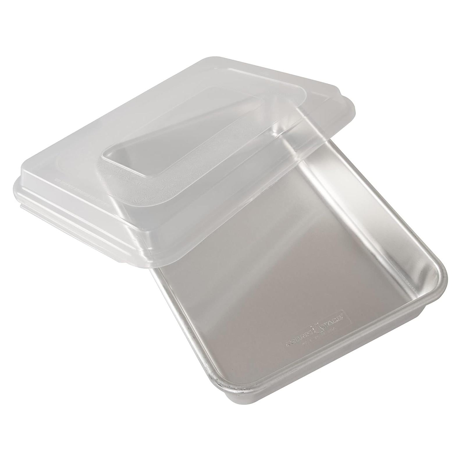 Bandeja para Pasteles Nordic Ware 9x13 cm con Tapa de Aluminio