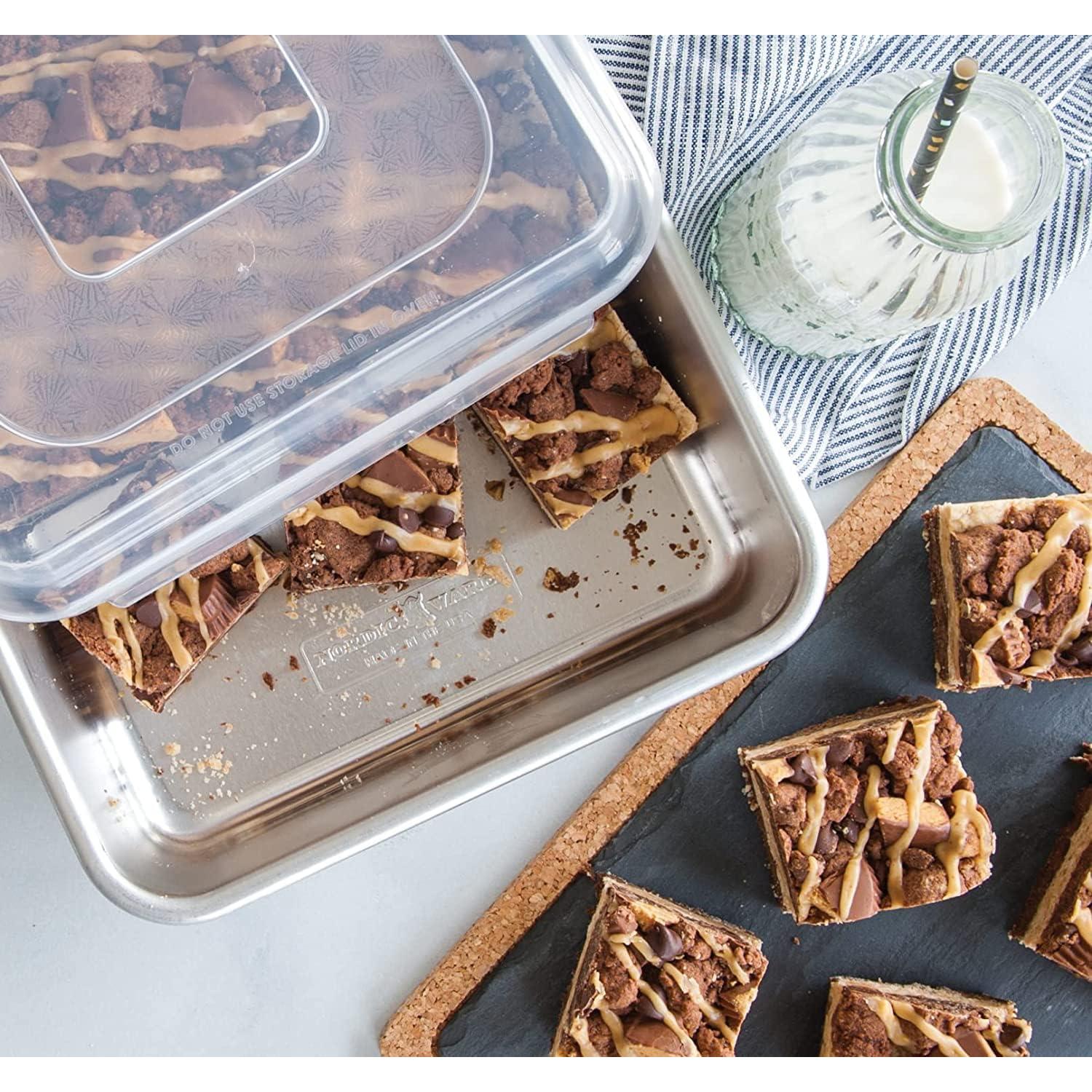 Bandeja para Pasteles Nordic Ware 9x13 cm con Tapa de Aluminio