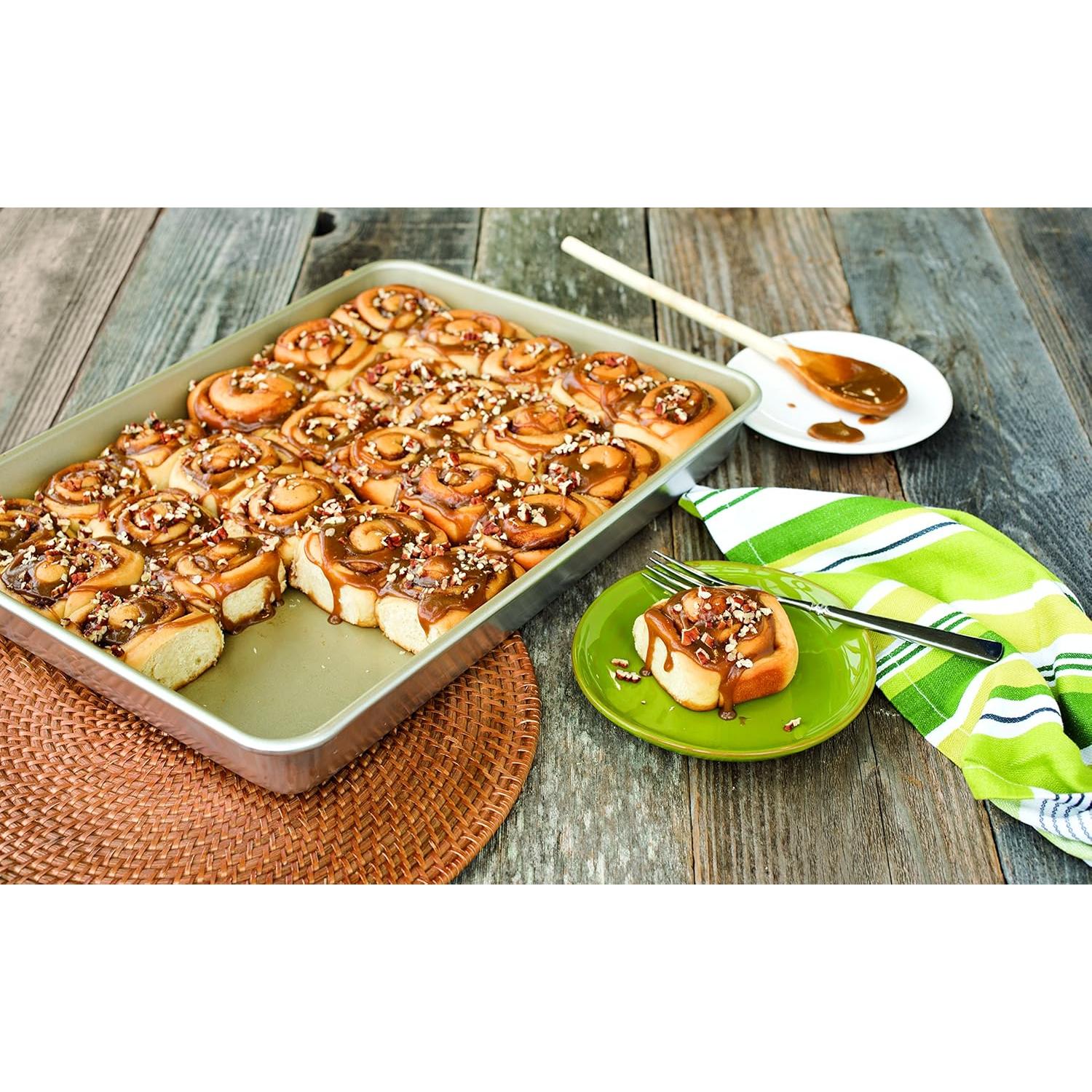 Bandeja para Pastel Alta de Aluminio Antiadherente Nordic Ware 45.7x33cm