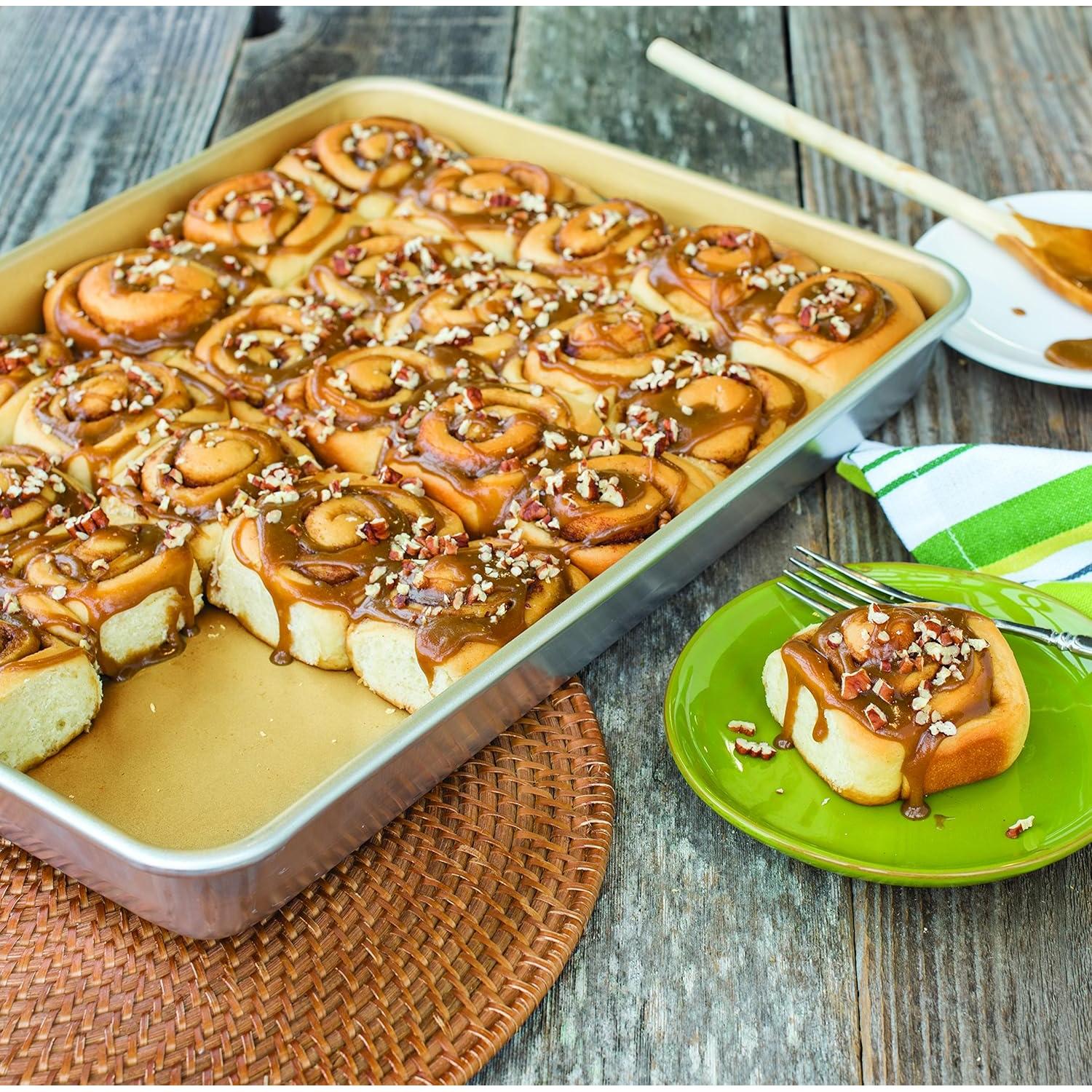 Bandeja para Pastel Alta de Aluminio Antiadherente Nordic Ware 45.7x33cm